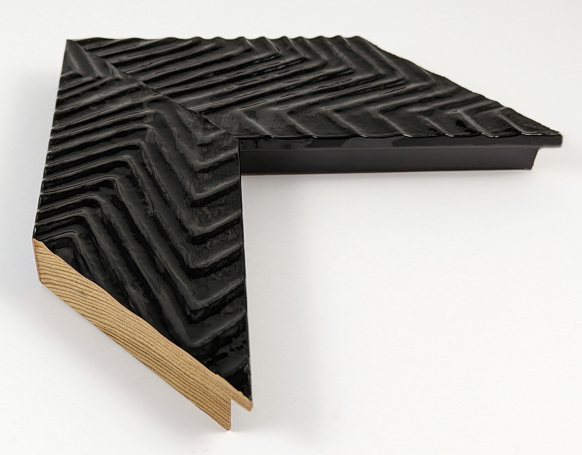 2203 - 88x28 - πλάκα μαύρη λάκα ανάγλυφη, ξύλο πεύκο