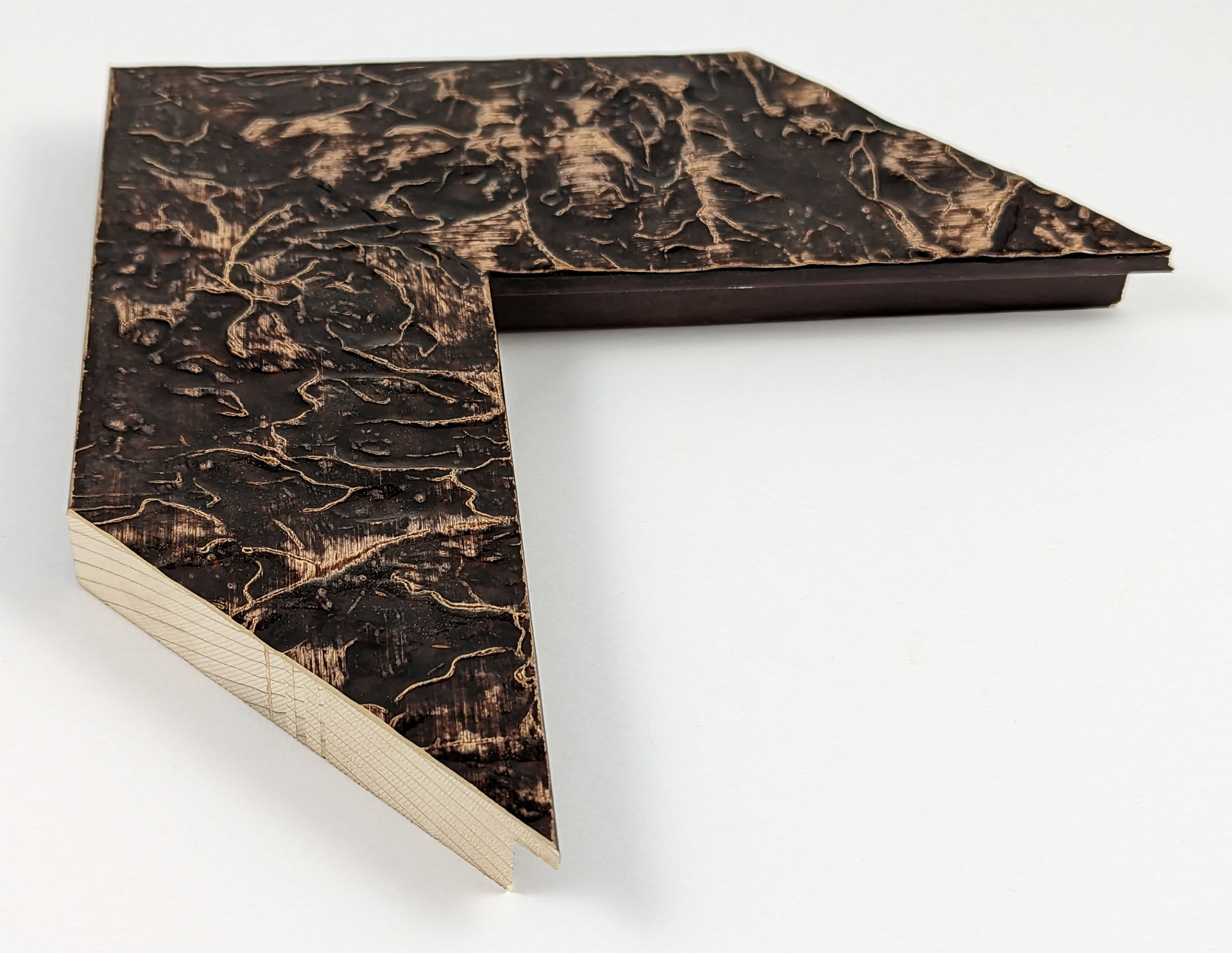 2085 - 85x20 - καφέ λάκα γυαλιστερή ανάγλυφη, ξύλο πεύκο