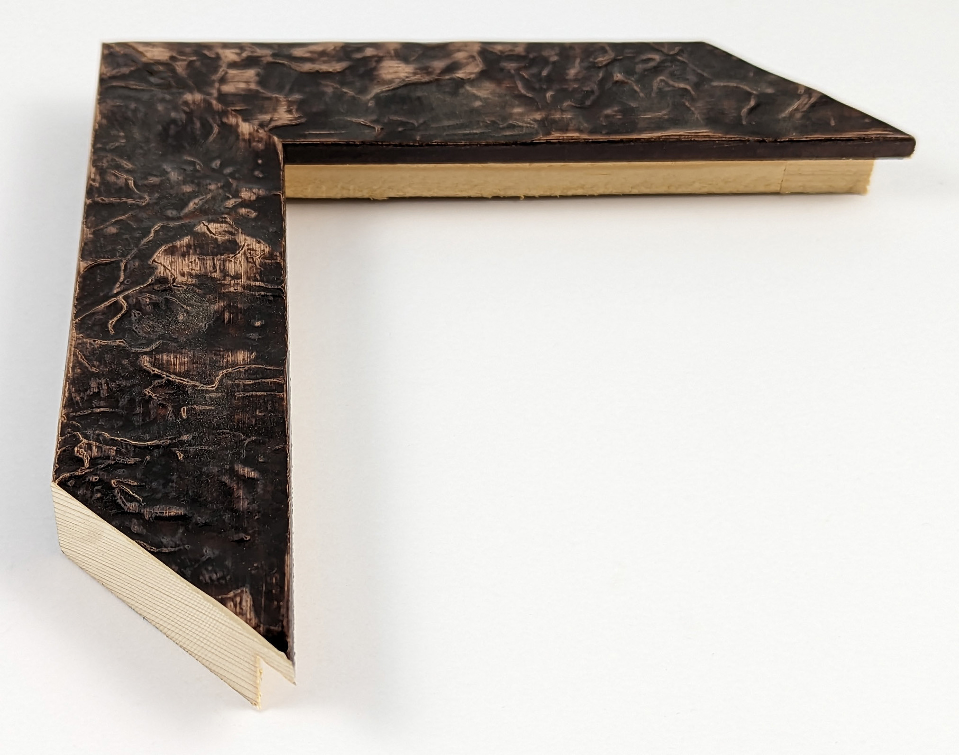 2093 - 45x22 - καφέ λάκα γυαλιστερή ανάγλυφη, ξύλο πεύκο