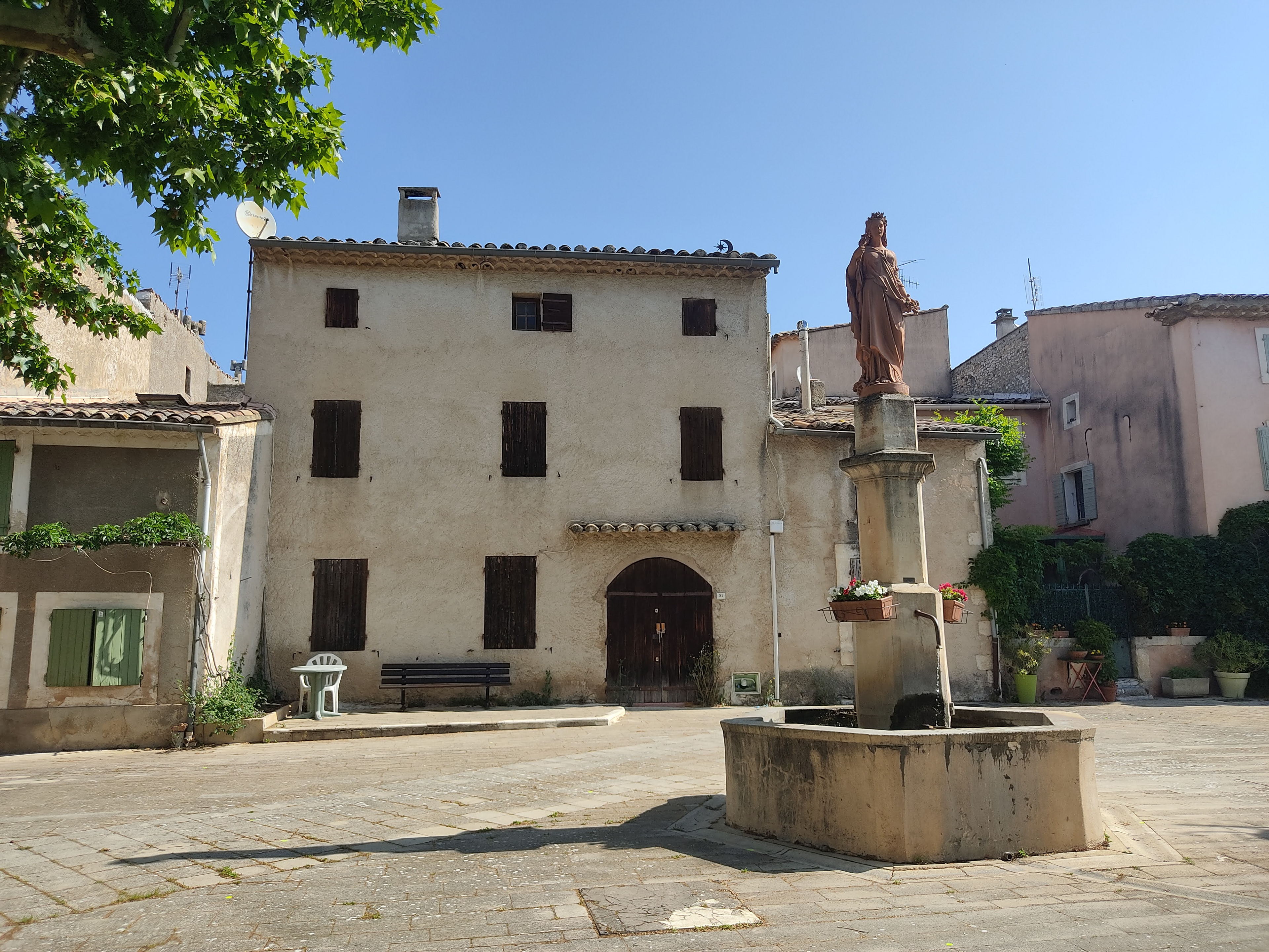 Vue depuis la place principale du village