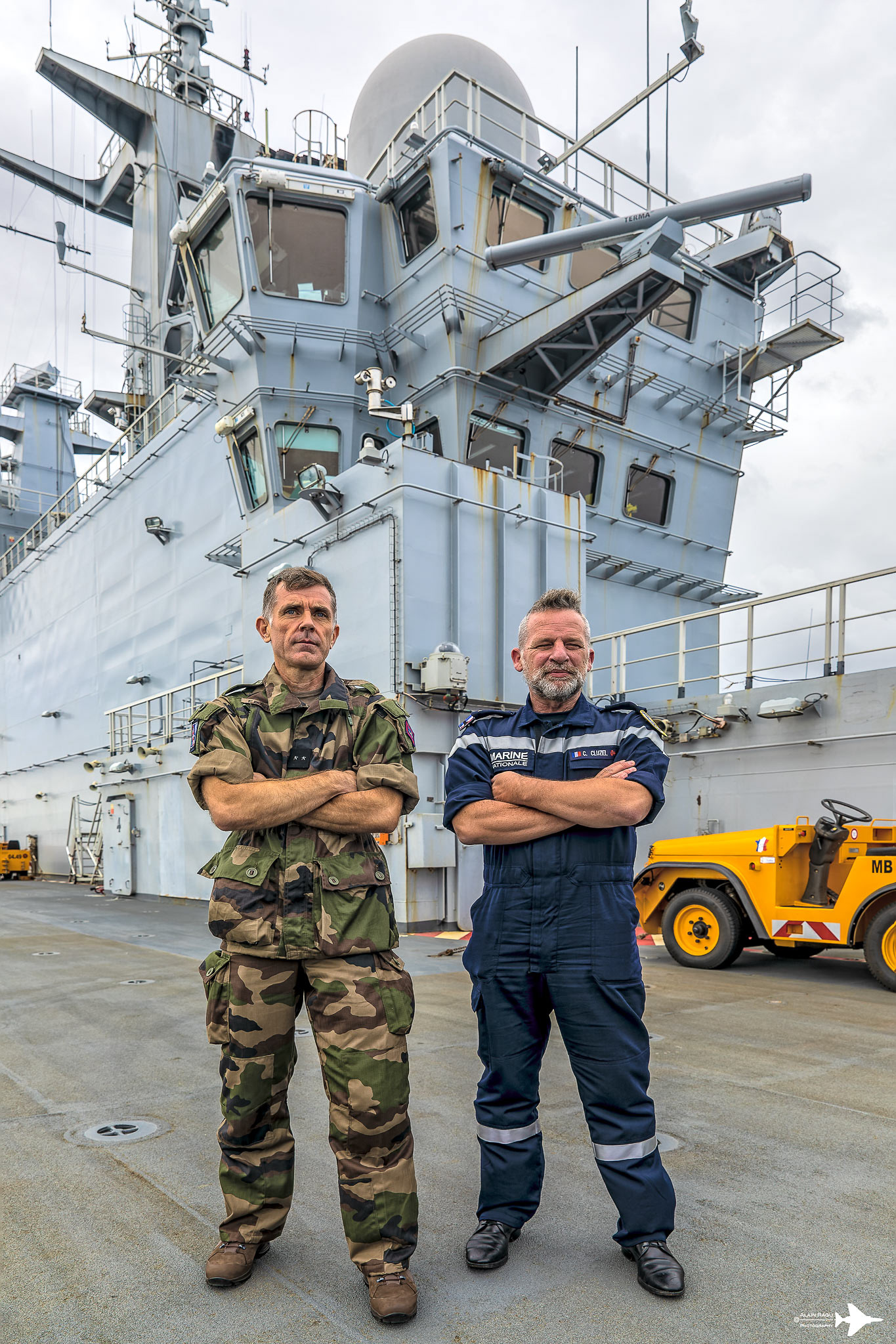 Le général de brigade Frédéric Barbry à gauche et le contre-amiral Christophe Cluzel