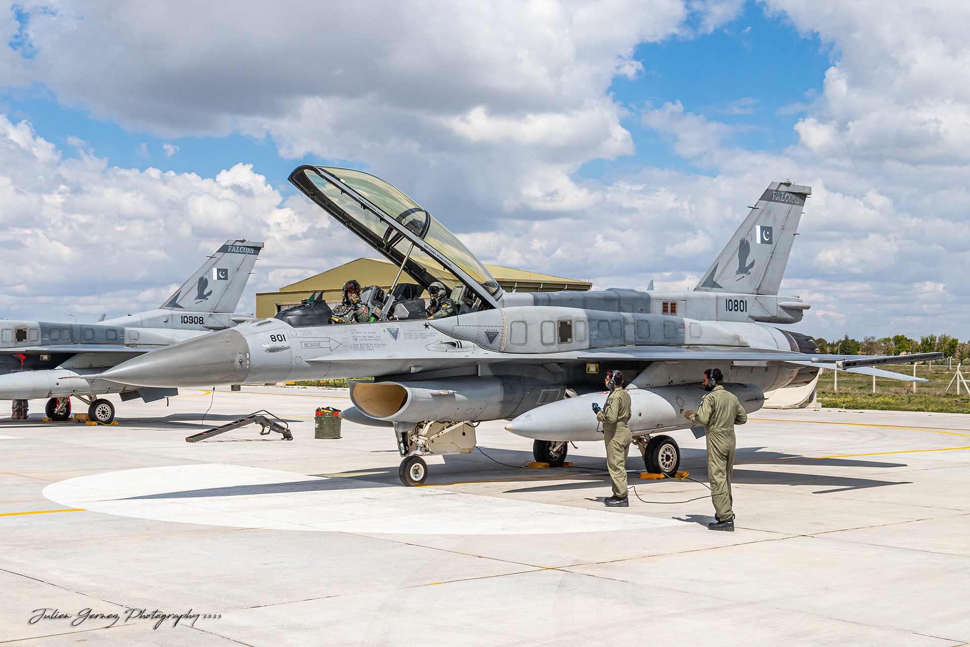 Lockheed Martin F-16DFighting Falcon - Pakistan Air Force - 39 Wing / 5 Sqn "Falcons"