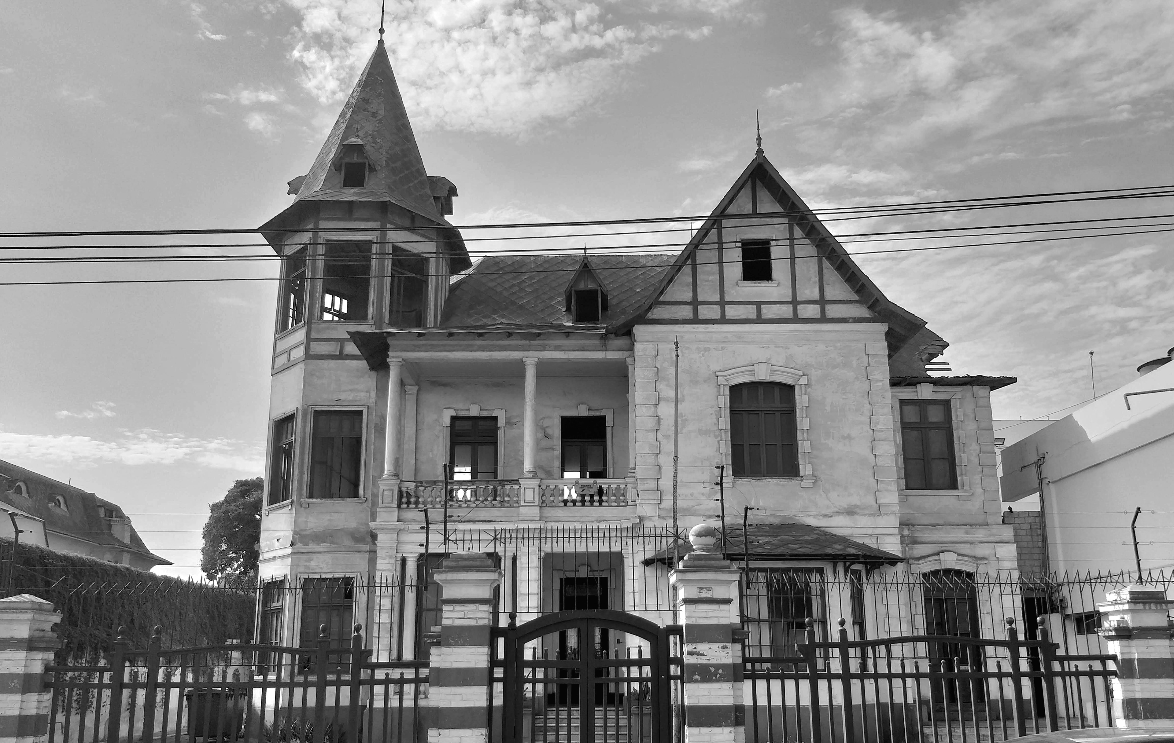 Fotografía de una casa histórica de Barranco, el colegio San Julián