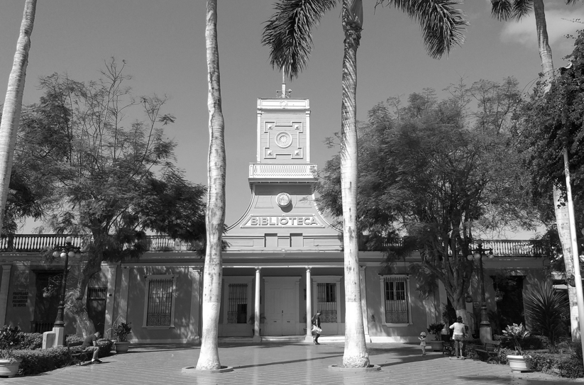 Fotografía de la Biblioteca Municipal de Barranco con estilo neoclásico y reloj de época