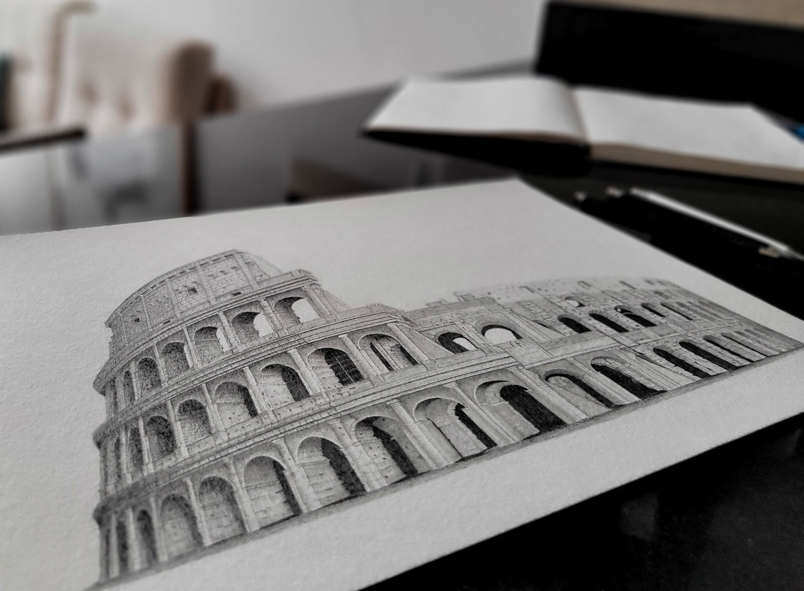 Es una fotografía del dibujo del Coliseo Romano