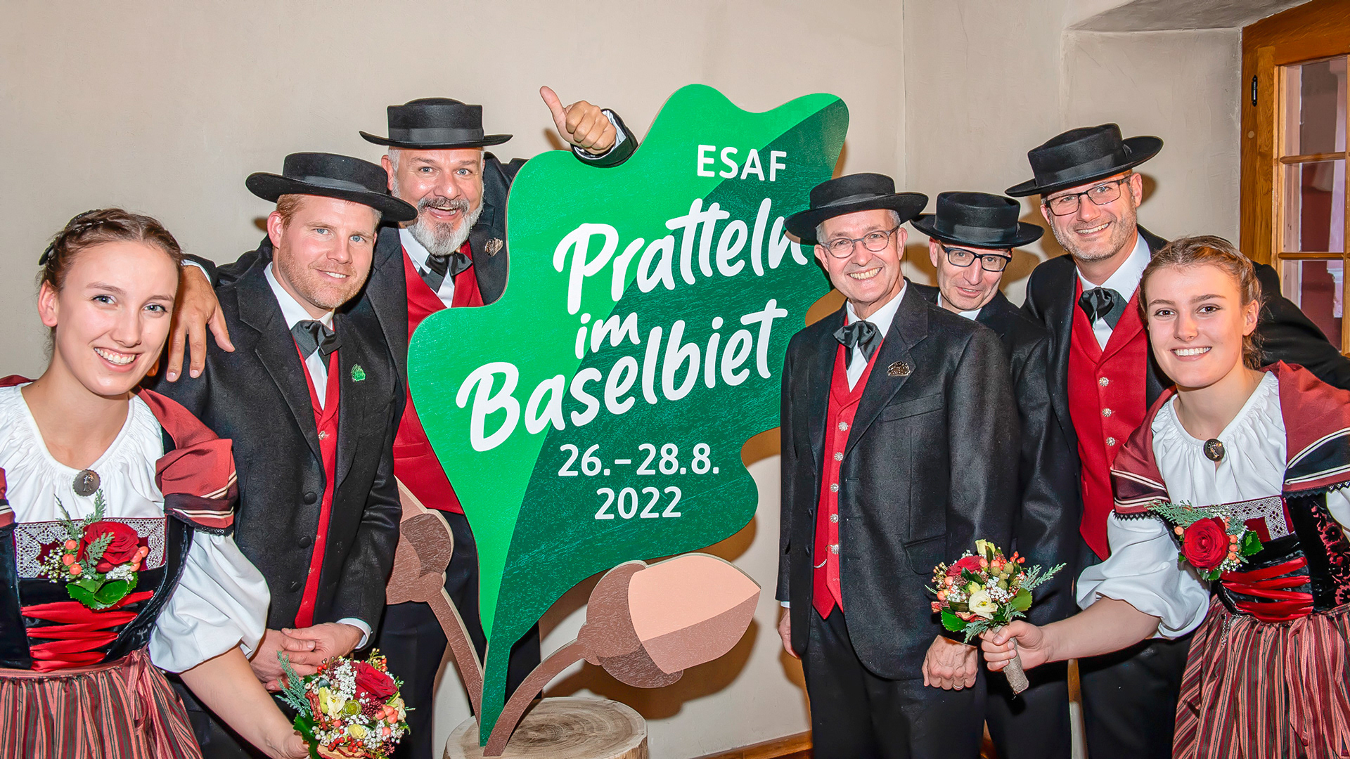 Das Logo zwischen Ehrendamen und Präsidialausschuss.