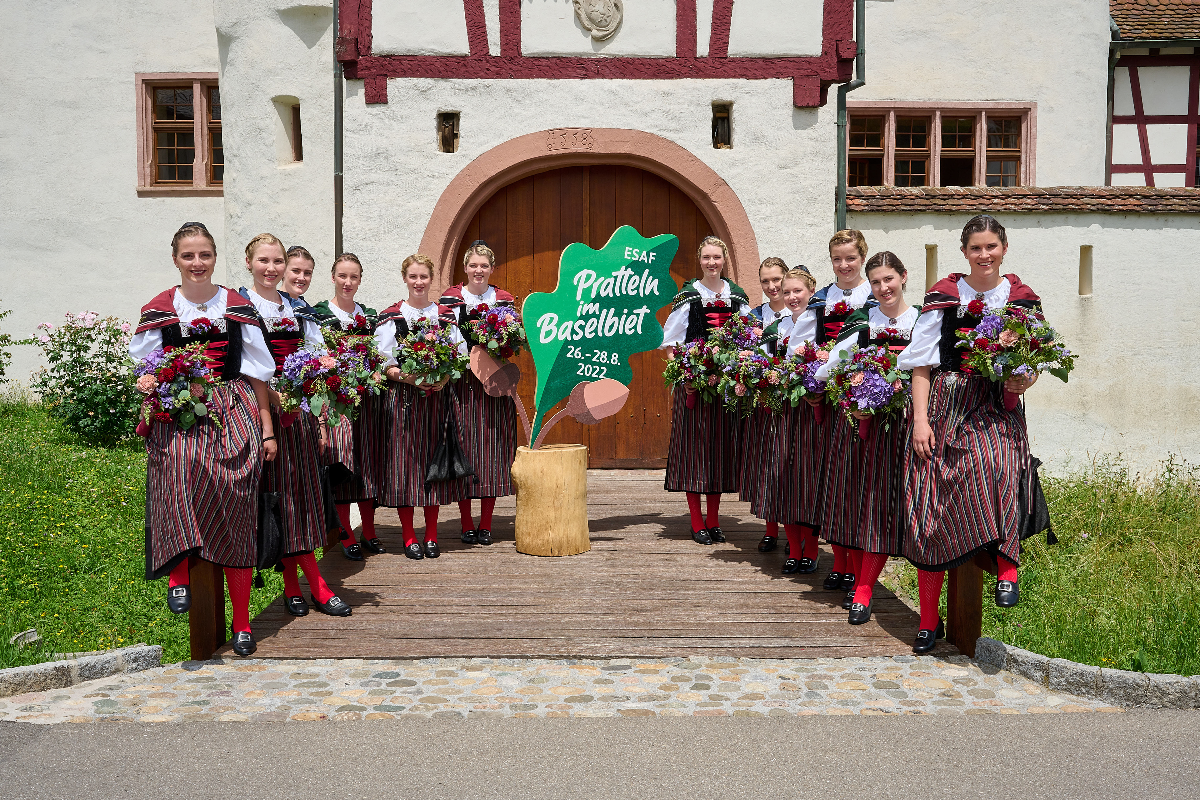Die Ehrendamen vor dem Schloss Pratteln mit dem offiziellen Logo ESAF Pratteln im Baselbiet.