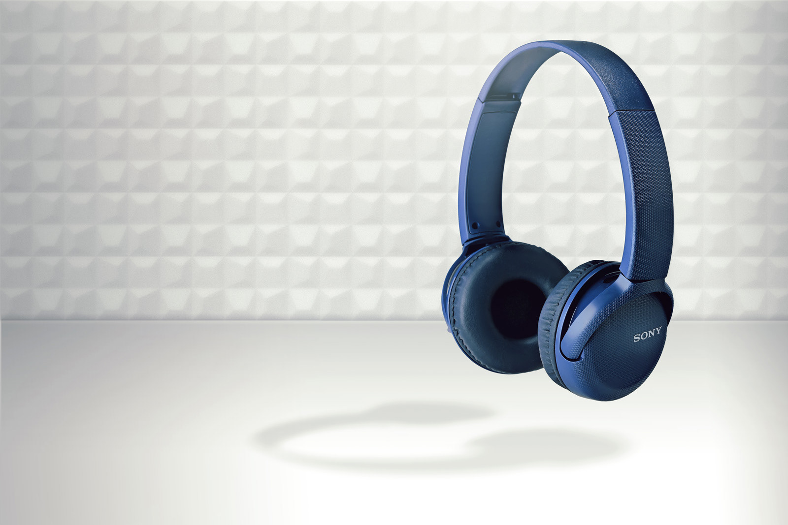 headphones suspended on white lifestyle background | product photographer | Pro Exposure Photography