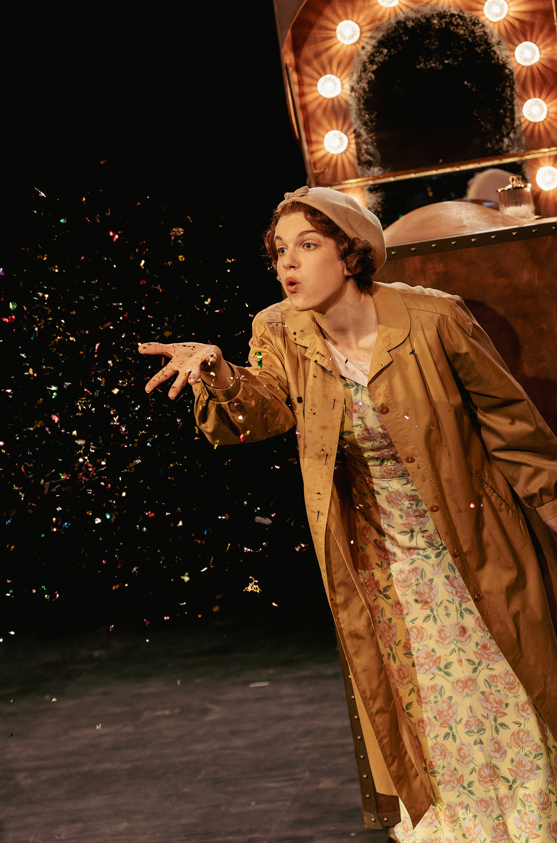 DAS KUNSTSEIDENE MÄDCHEN