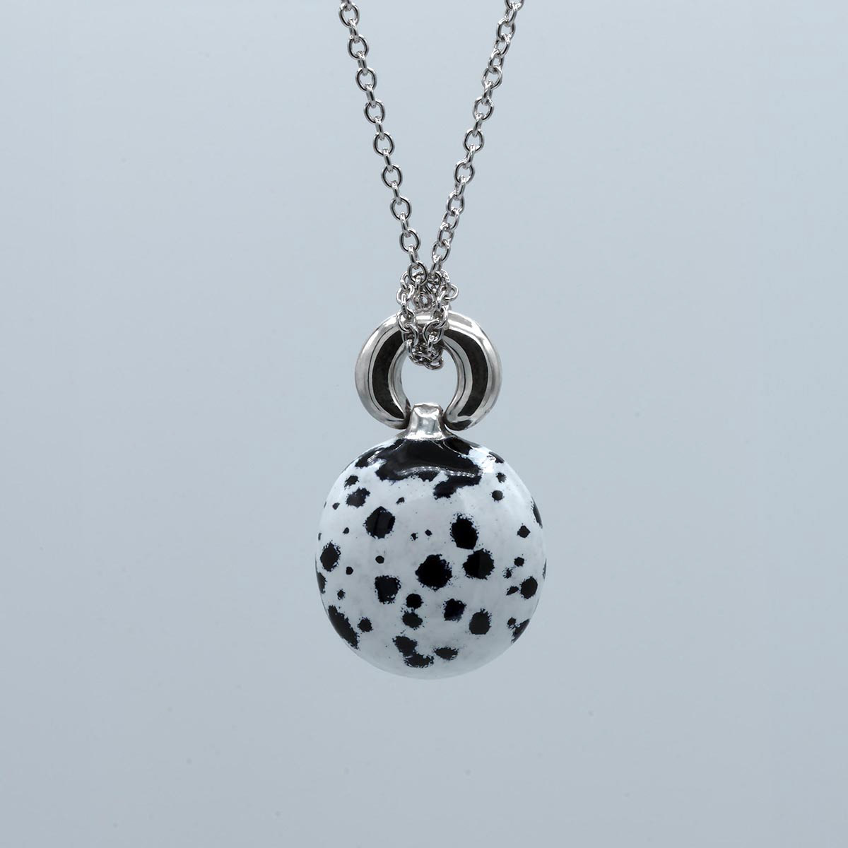 Kiki Fornell enamelled pendant with the Dalmatian motive. Pendentif émaillé de Kiki Fornell au motif dalmatien.