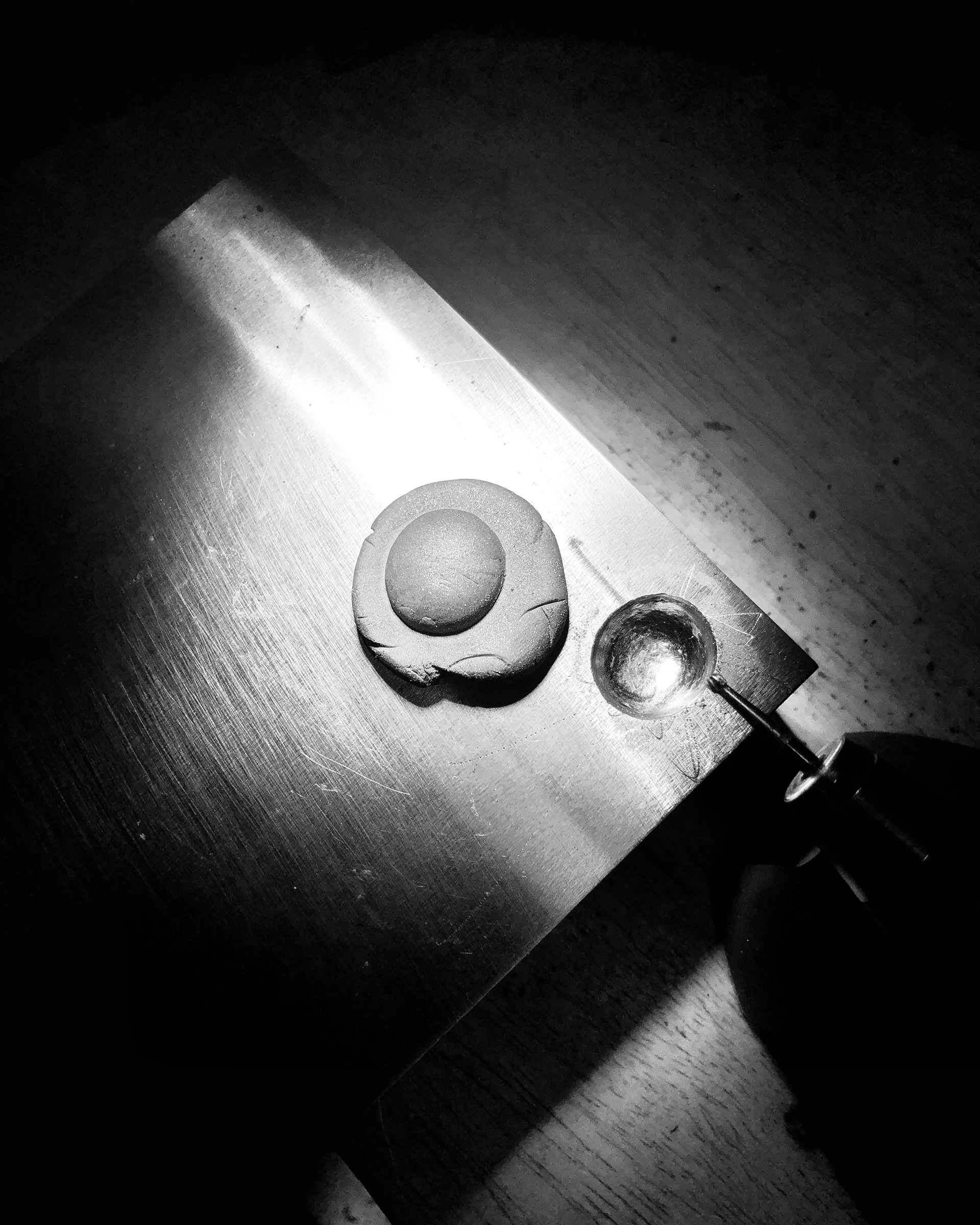 Hand carving a dome form for the collection. Sculpture à la main d'une forme de dôme pour la collection.