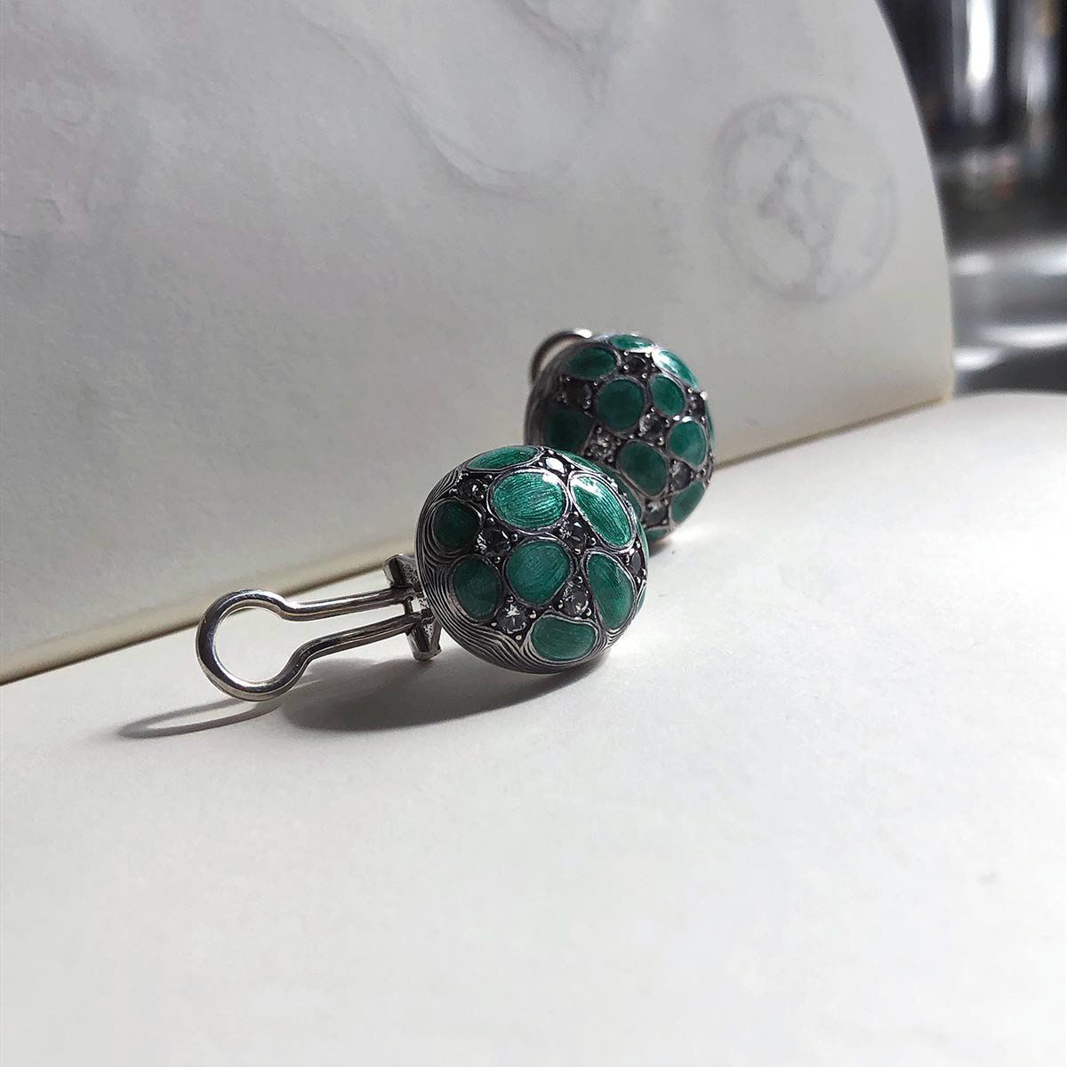 Les Petits Mondes omega clip earrings. Les Petits Mondes boucles d'oreilles avec omega clip.