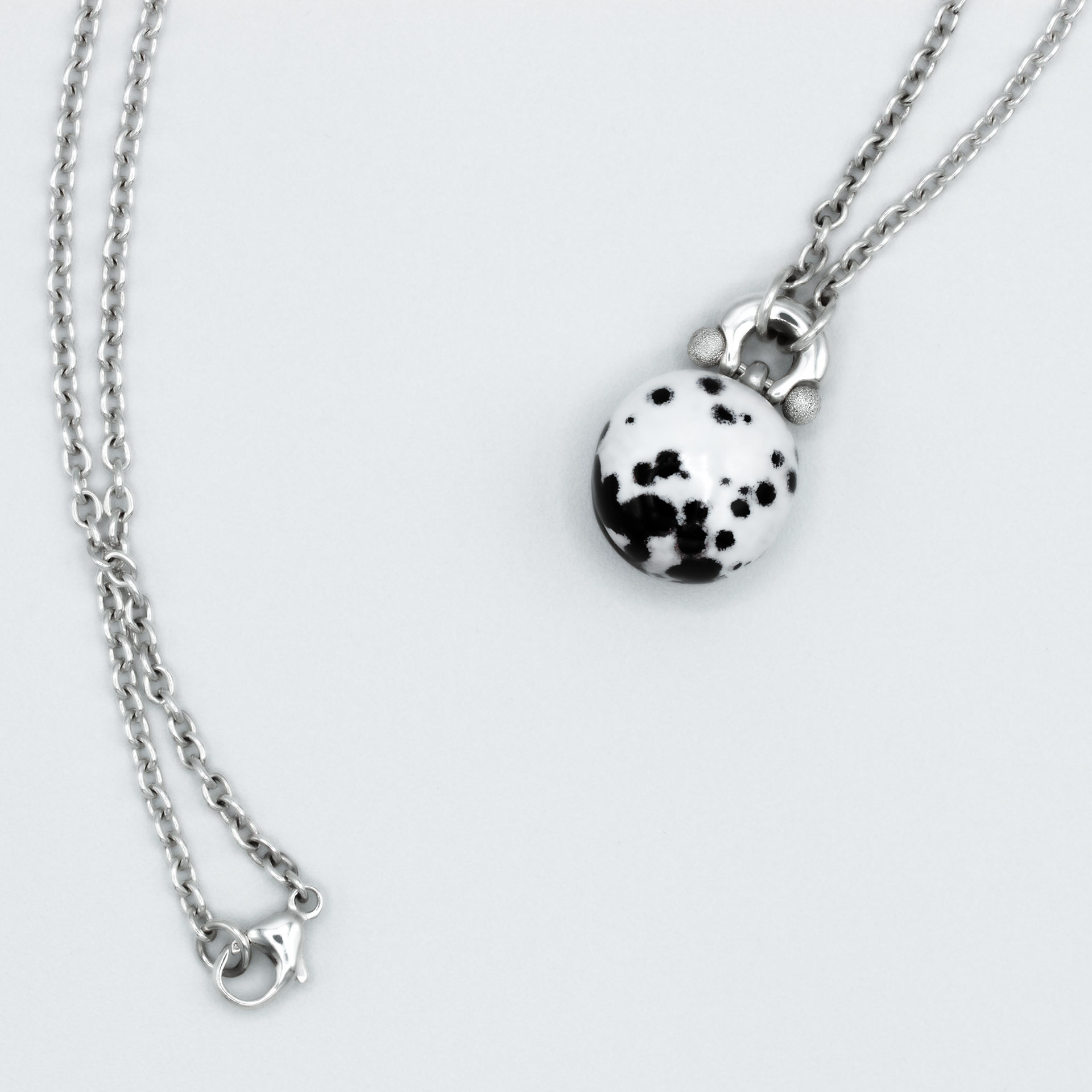 Collier en argent et cuivre émaillé à chaud fait à la main avec le motif dalmatien. Handmade silver and copper hot enamel necklace with Dalmatian motif