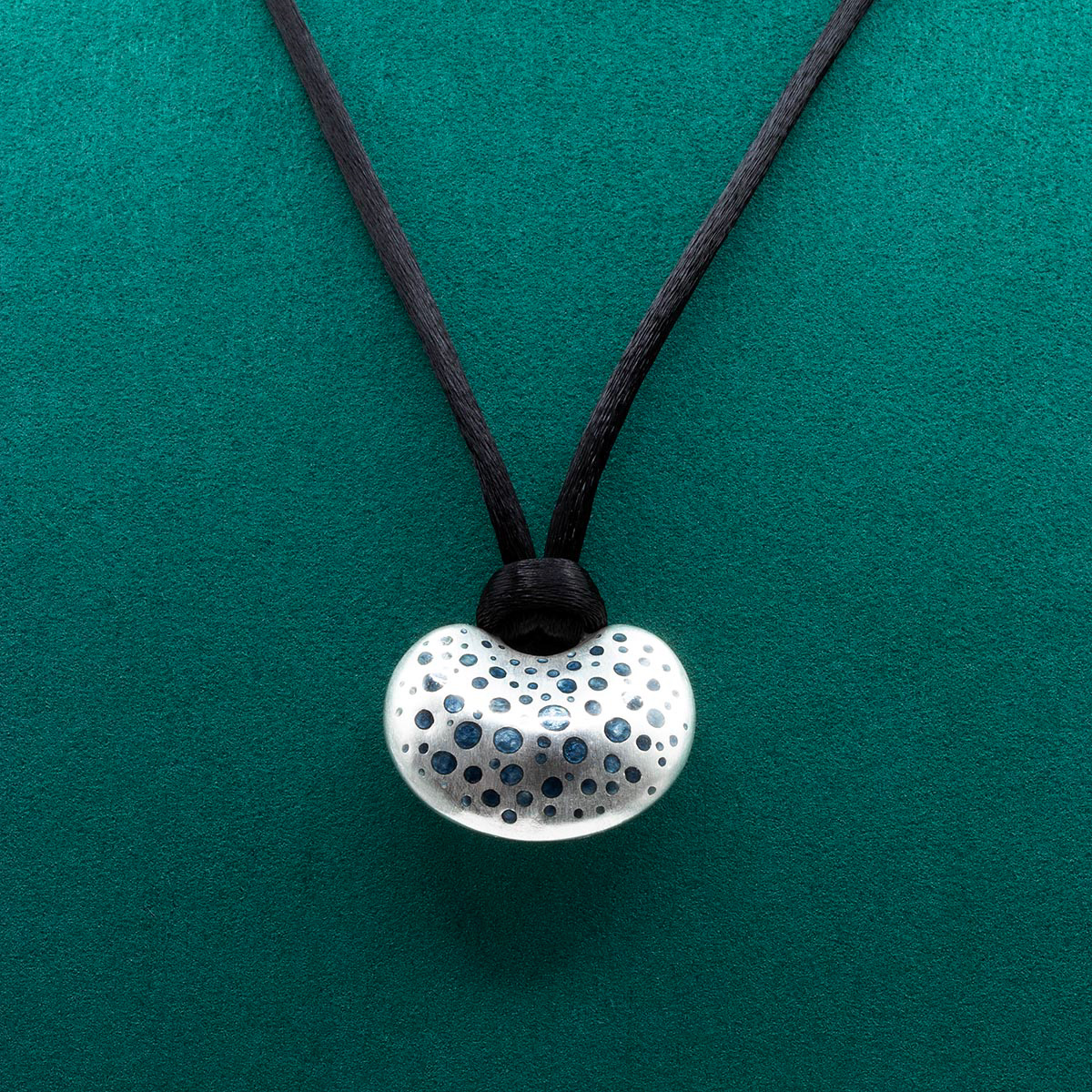 Pendentif en argent fait main avec émail champlevé et diamant, motif à pois inspiré des créatures marines. Complété par un collier en soie noire avec fermoir en argent. Conçu et fabriqué par Kiki Fornell.