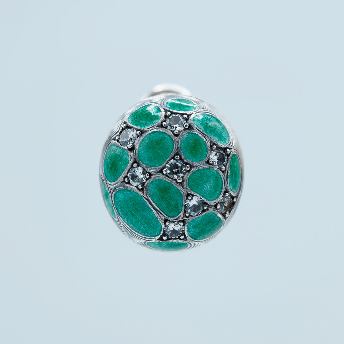 Hand carved, enamelled, engraved and set earring. Boucles d'oreilles sculptées, émaillées, gravées et serties à la main.