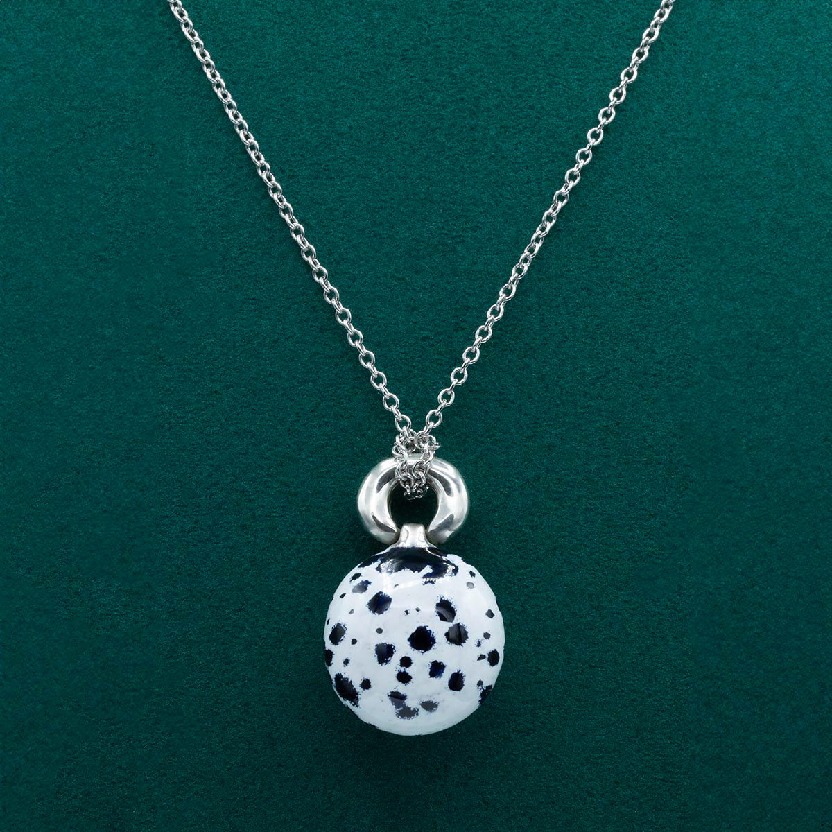 Kiki Fornell enamelled pendant with the Dalmatian motive. Pendentif émaillé de Kiki Fornell au motif dalmatien.