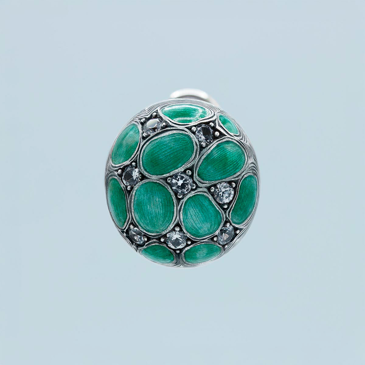 Hand carved, enamelled, engraved and set earring. Boucles d'oreilles sculptées, émaillées, gravées et serties à la main.