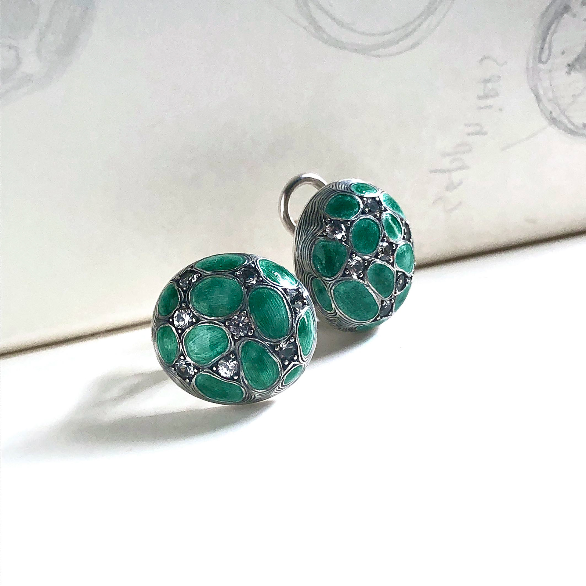 Emerald green enamel oval earrings with 16 white sapphires. Boucles d'oreilles ovales en émail vert émeraude avec 16 saphirs blancs.
