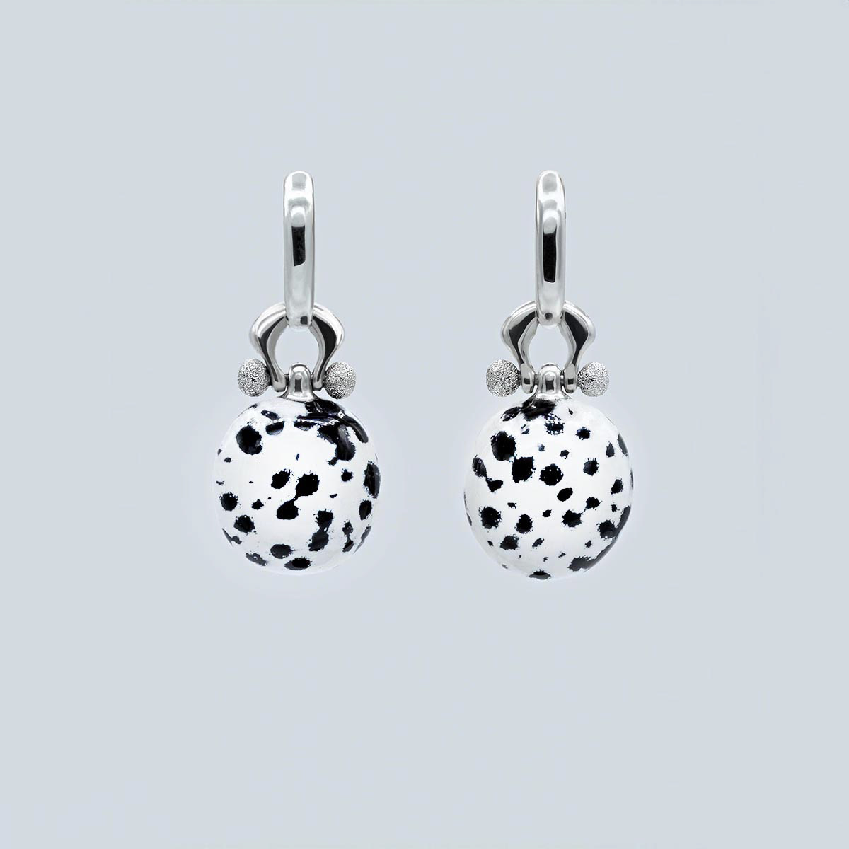 The earrings dalmatian with painted hot enamels. Les boucles d'oreilles dalmatien avec des émaux chauds peints.