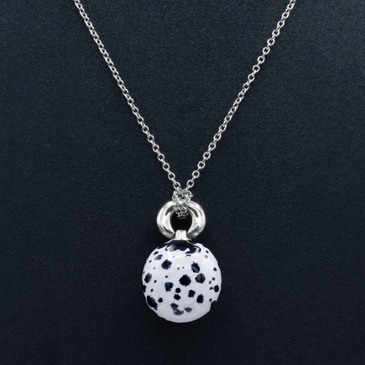 Kiki Fornell enamelled pendant with the Dalmatian motive. Pendentif émaillé de Kiki Fornell au motif dalmatien.