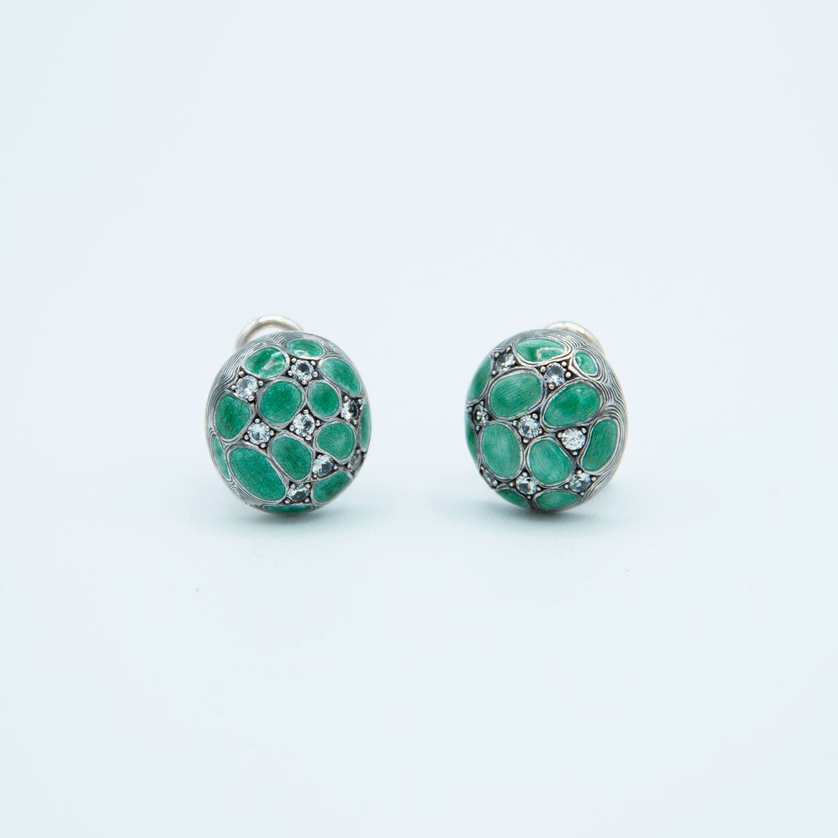 Emerald green enamel oval earrings with 16 white sapphires. Boucles d'oreilles ovales en émail vert émeraude avec 16 saphirs blancs.