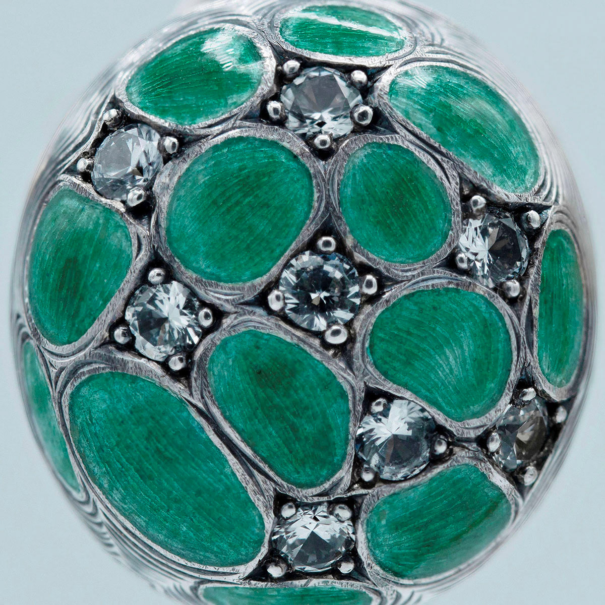 Hand carved, enamelled, engraved and set earring. Boucles d'oreilles sculptées, émaillées, gravées et serties à la main.