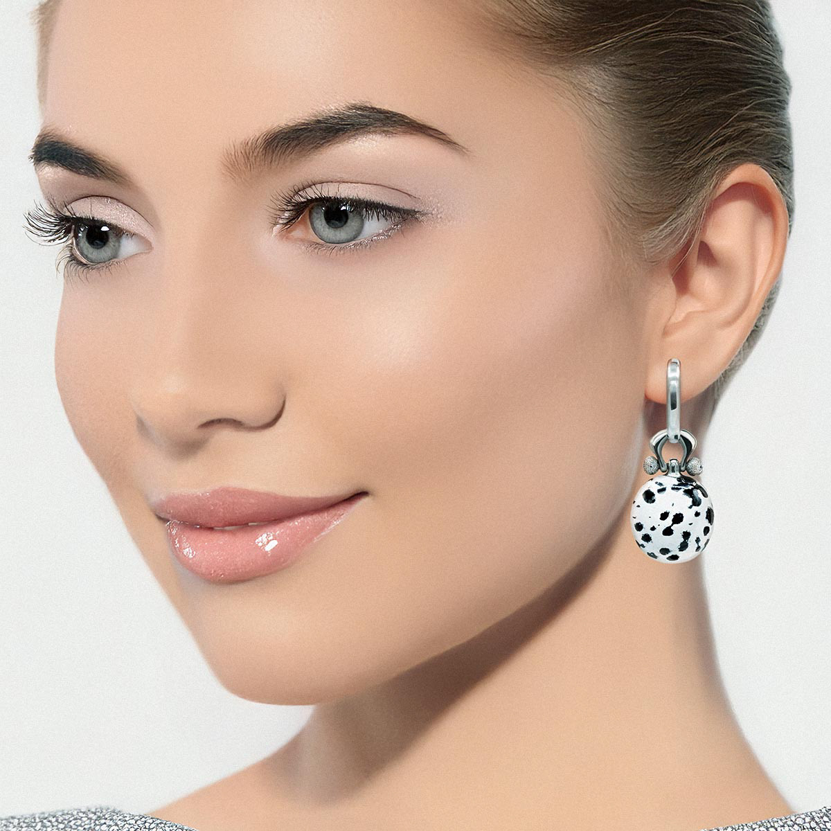 Visualisation of the dalmatian earrings on the model. Les boucles d'oreilles dalmatien sur le modèle (visualisation).