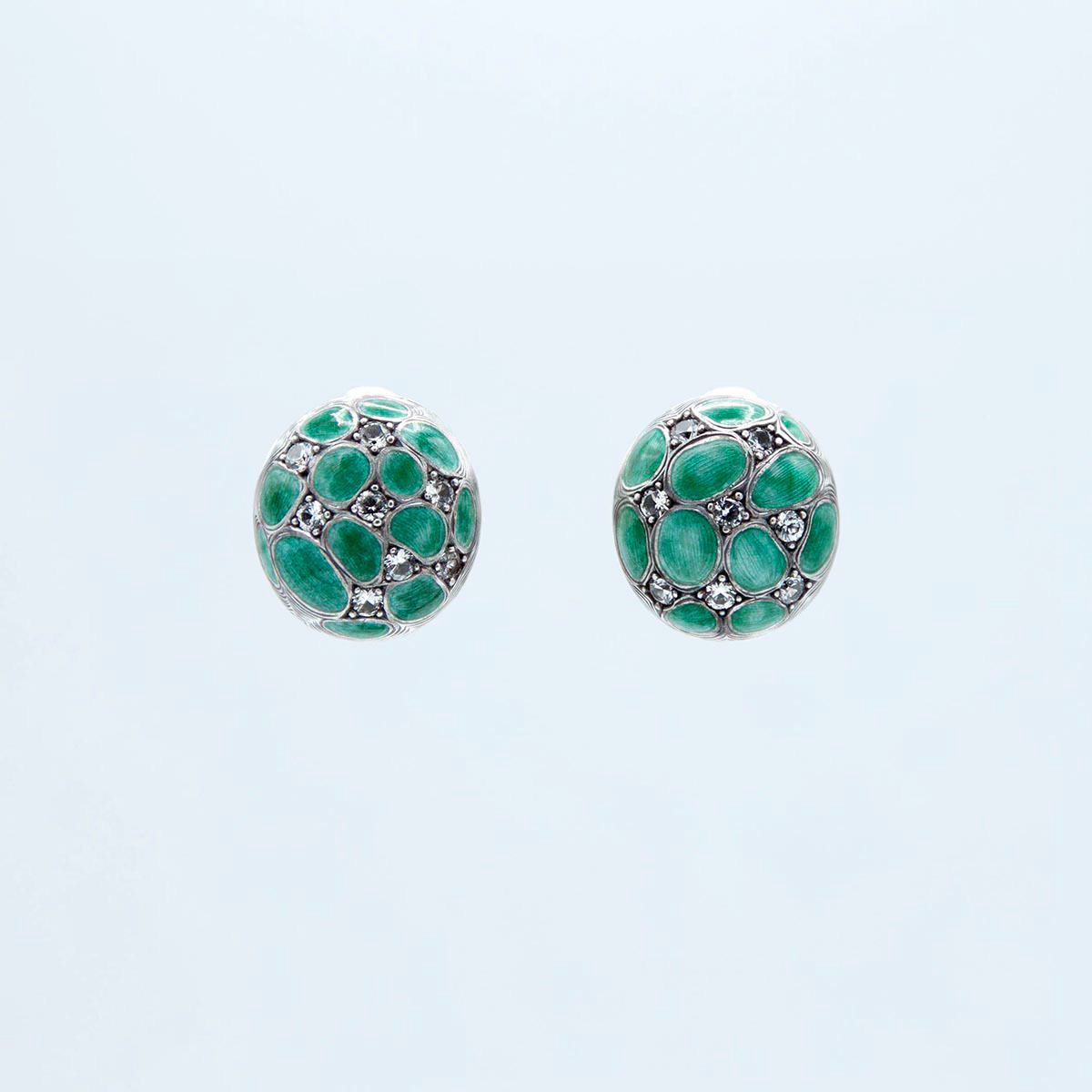 Emerald green enamel oval earrings with 16 white sapphires. Boucles d'oreilles ovales en émail vert émeraude avec 16 saphirs blancs.