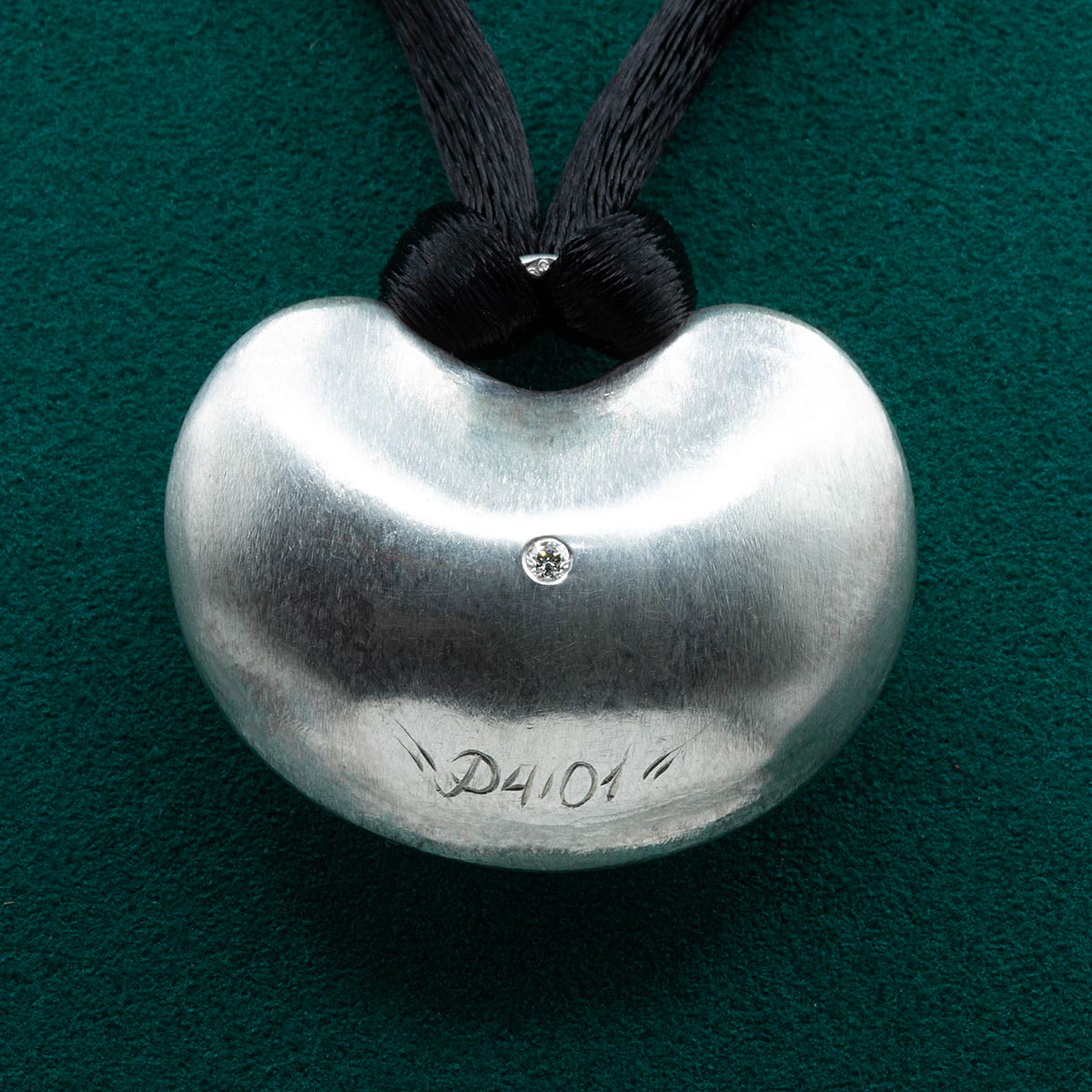 Back side with a diamond and an individual number | Au verso, un diamant et un numéro individuel.