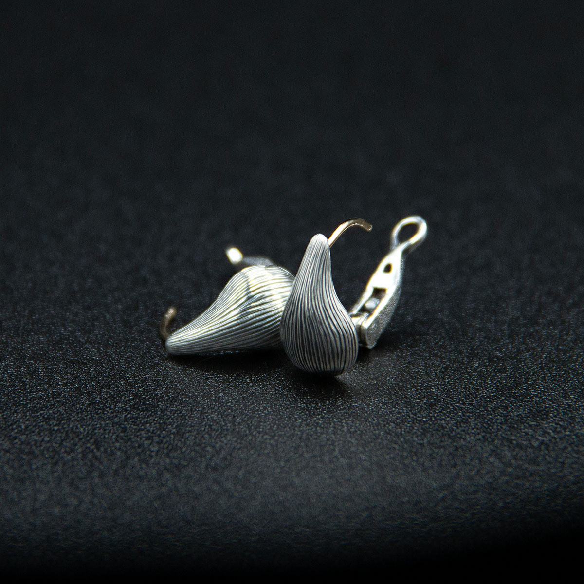 Les pendeloques, silver and gold engraved earrings. Les pendeloques, boucles d'oreilles en argent et or gravées