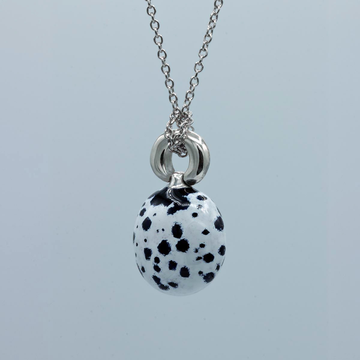 Kiki Fornell enamelled pendant with the Dalmatian motive. Pendentif émaillé de Kiki Fornell au motif dalmatien.