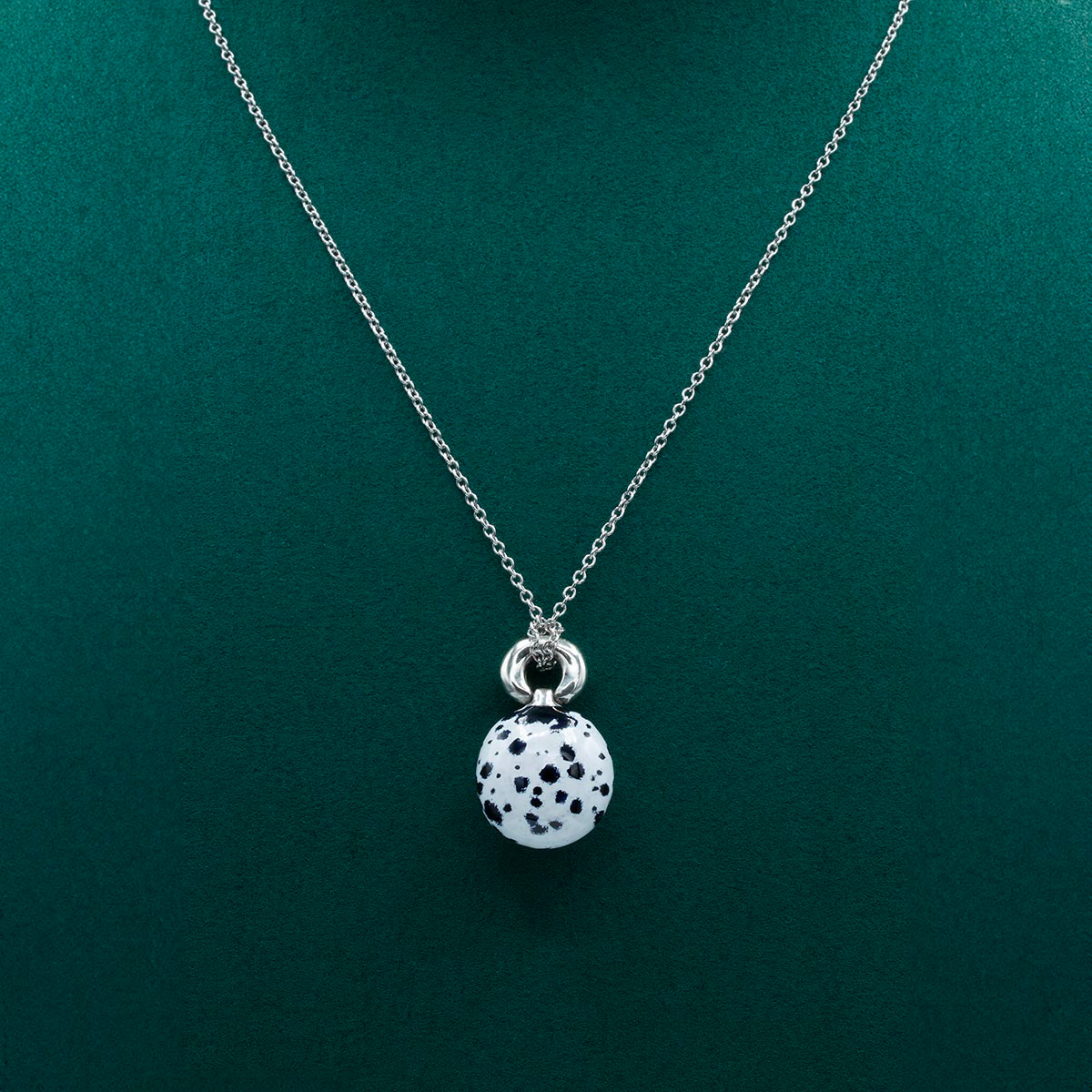 Kiki Fornell enamelled pendant with the Dalmatian motive. Pendentif émaillé de Kiki Fornell au motif dalmatien.