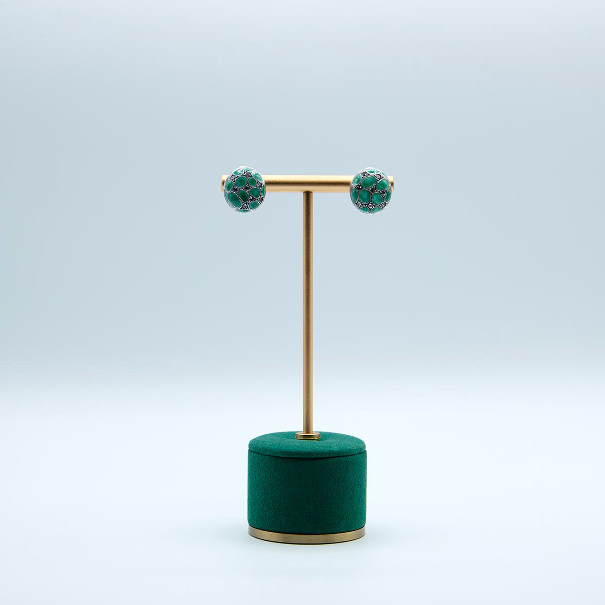 Kiki Fornell earrings with sapphires and emeral green enamels. Boucles d'oreilles Kiki Fornell avec saphirs et émaux vert émeraude.