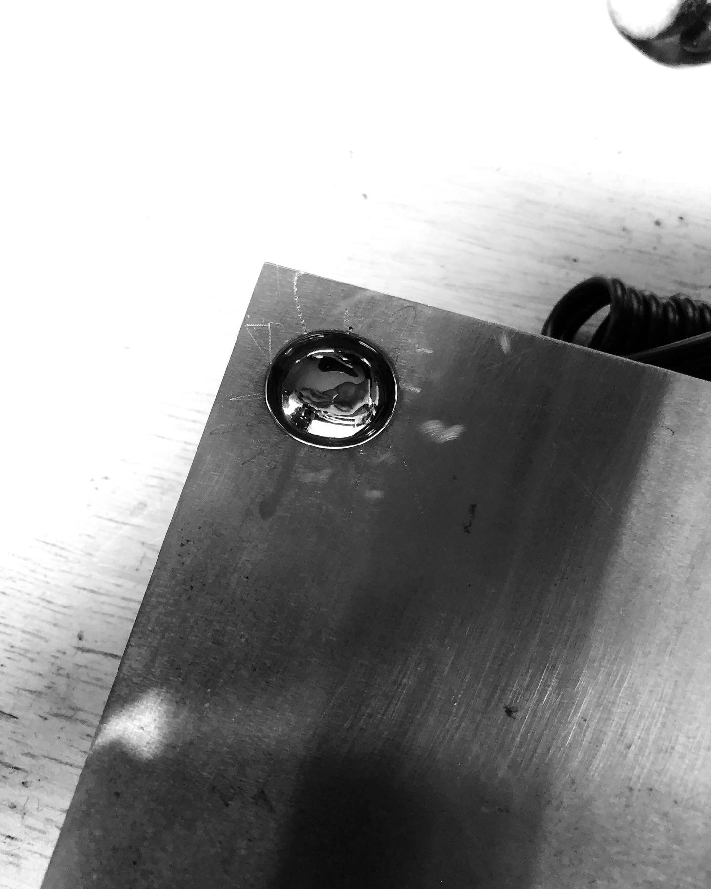 The oval dome matrix polished inside. La matrice du dôme ovale est polie à l'intérieur.