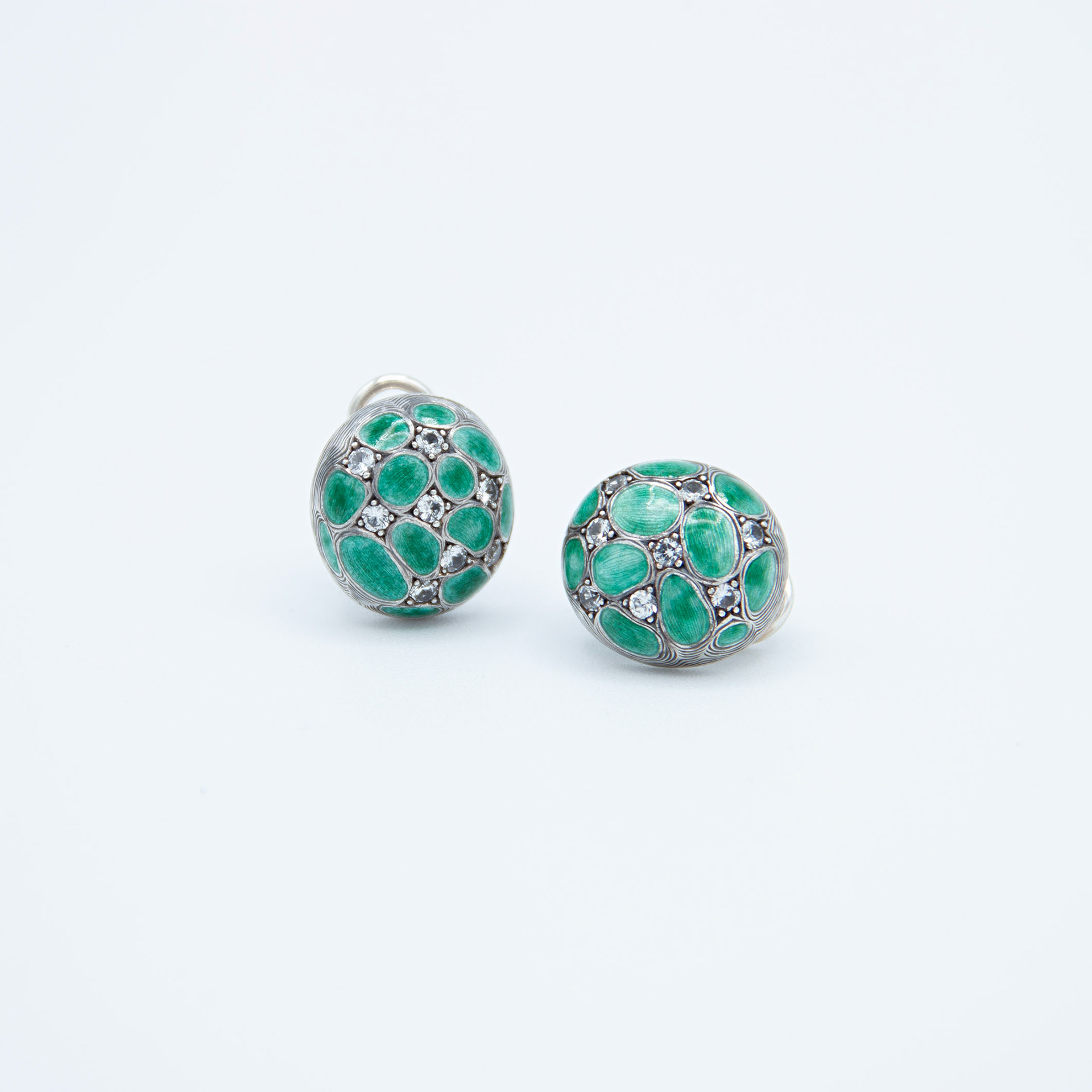 Emerald green enamel oval earrings with 16 white sapphires. Boucles d'oreilles ovales en émail vert émeraude avec 16 saphirs blancs..