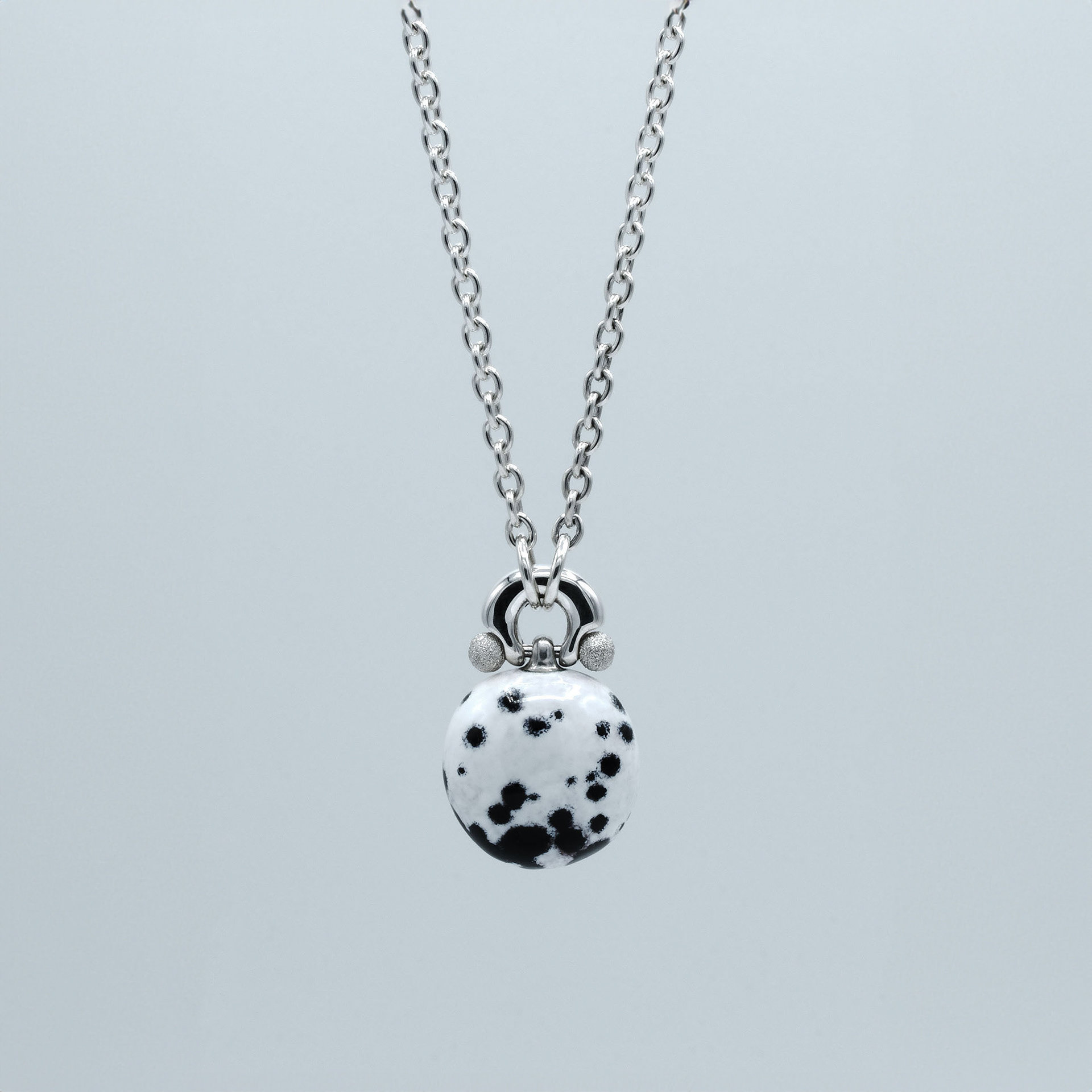 Collier en argent et cuivre émaillé à chaud fait à la main avec le motif dalmatien. Handmade silver and copper hot enamel necklace with Dalmatian motif