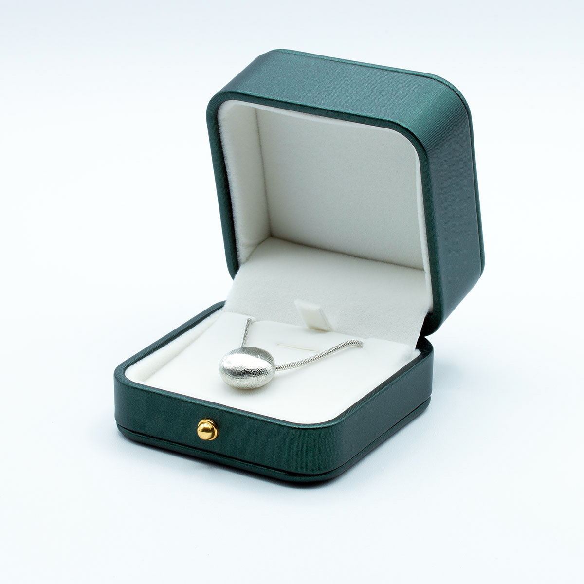 Les Petits Monds M003 in the jewellery box. Les Petits Monds M003 dans la boîte à bijoux.