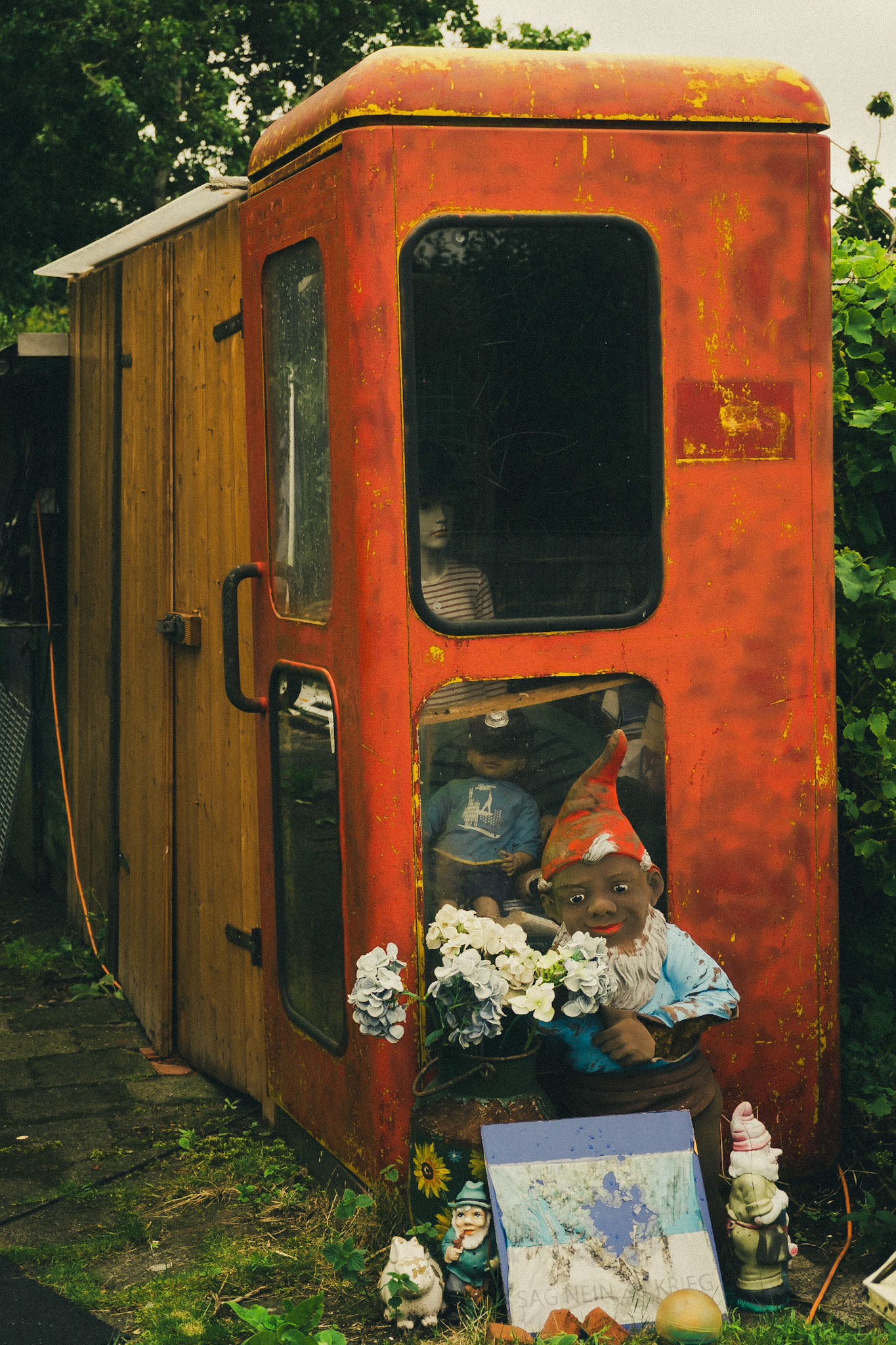 Gartenzwerg mit Telefonzelle