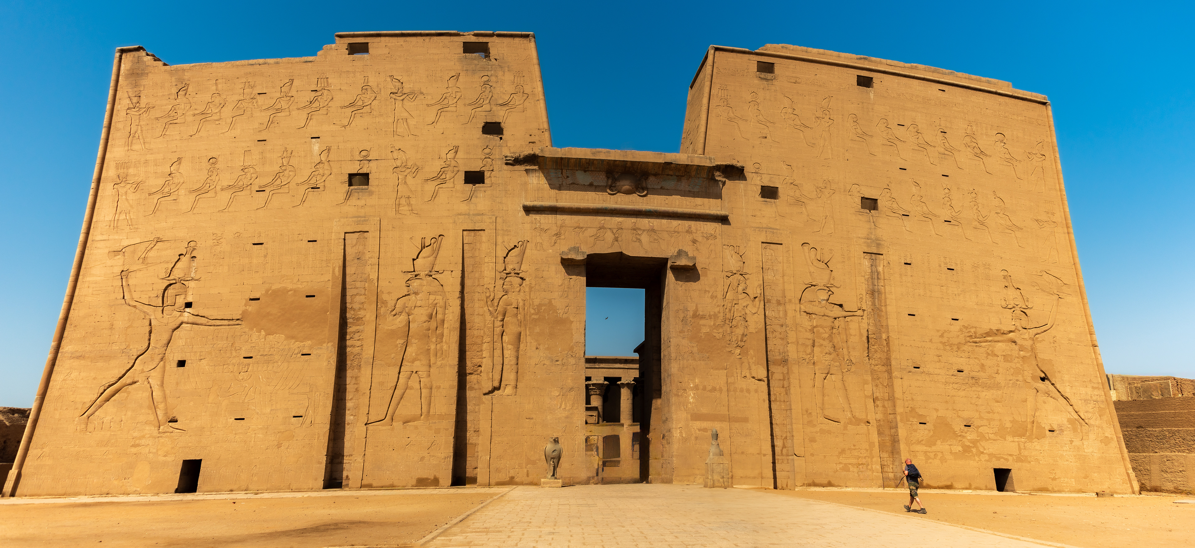 Edfu: Entrance pylons decorated with battle scenes of King Ptolemy VIII