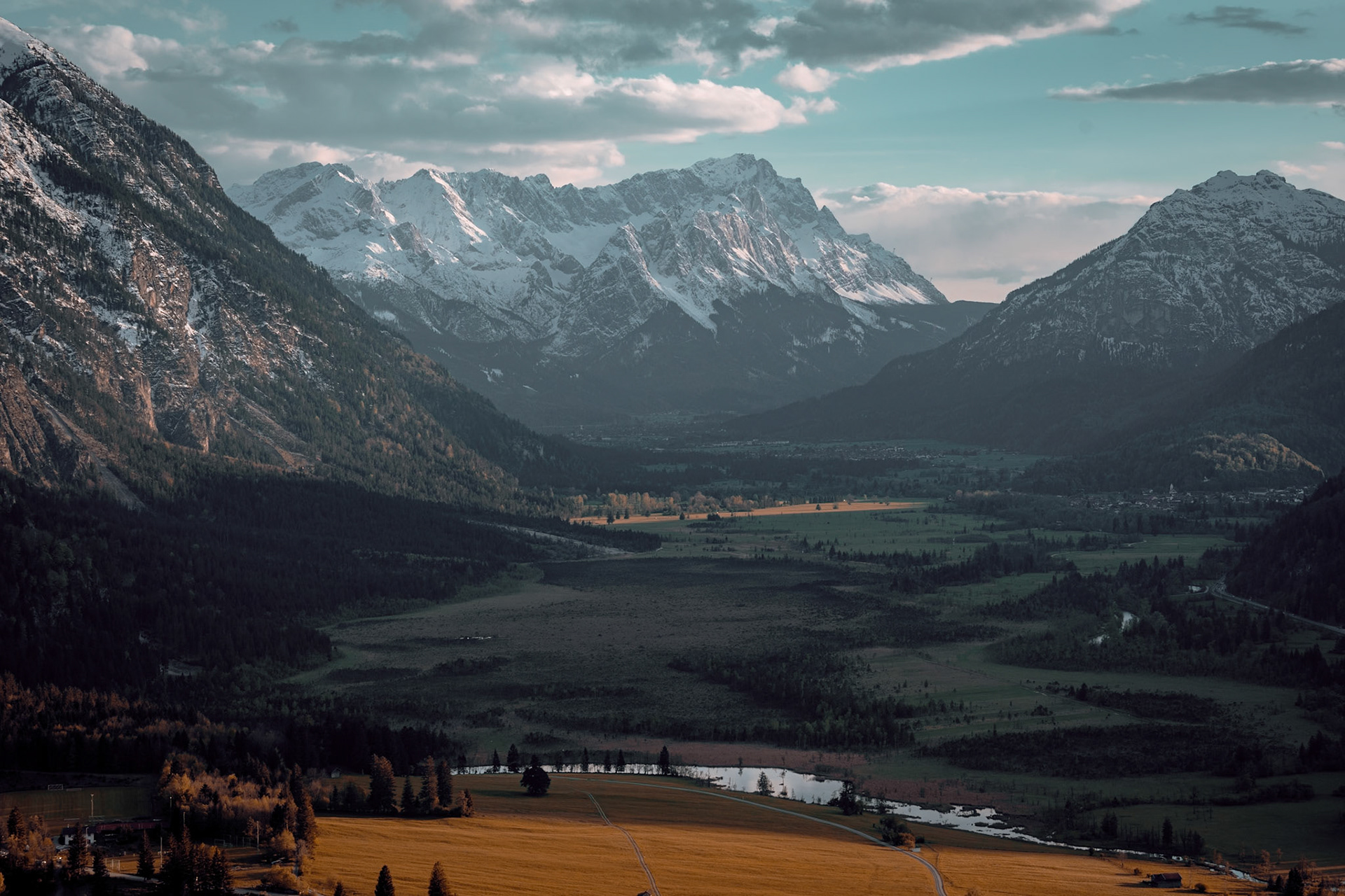Loisachtal and Zugspitze seen from the Heldenkreuz