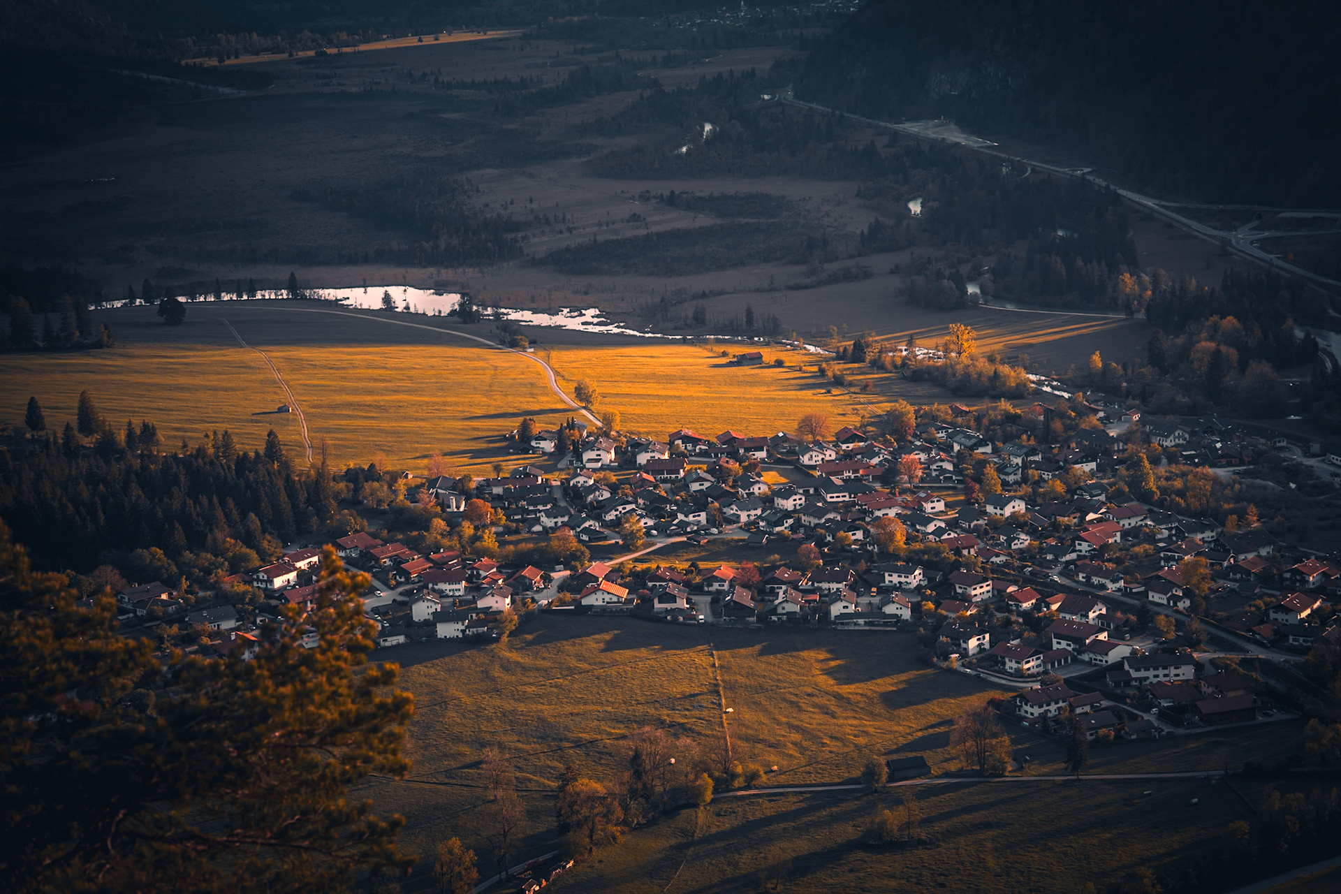 Eschenlohe seen from the Heldenkreuz