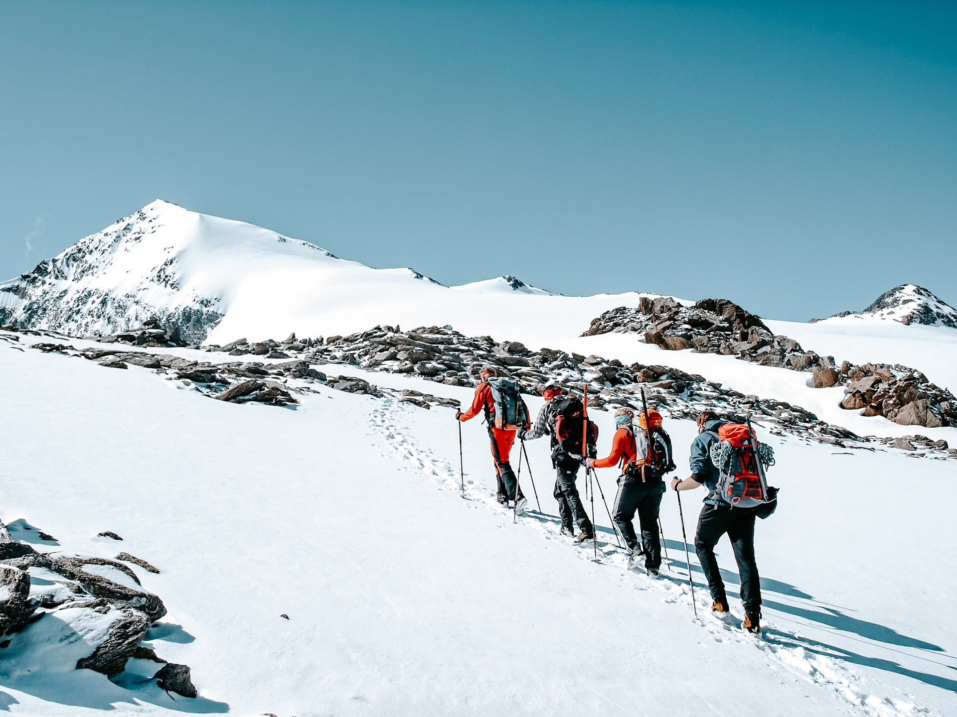 Mountaineers on the way to Similaun