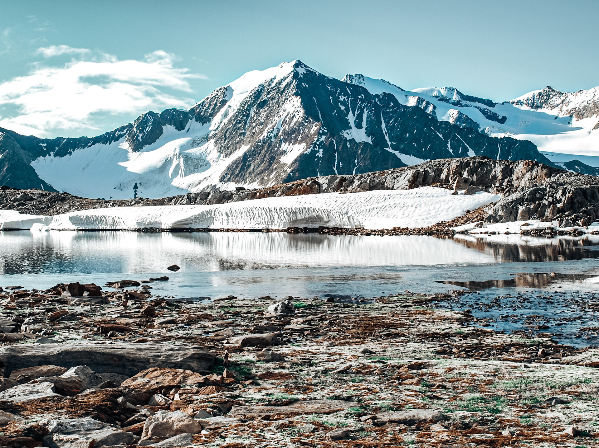 The summit of the Similaun behind a mountain lake