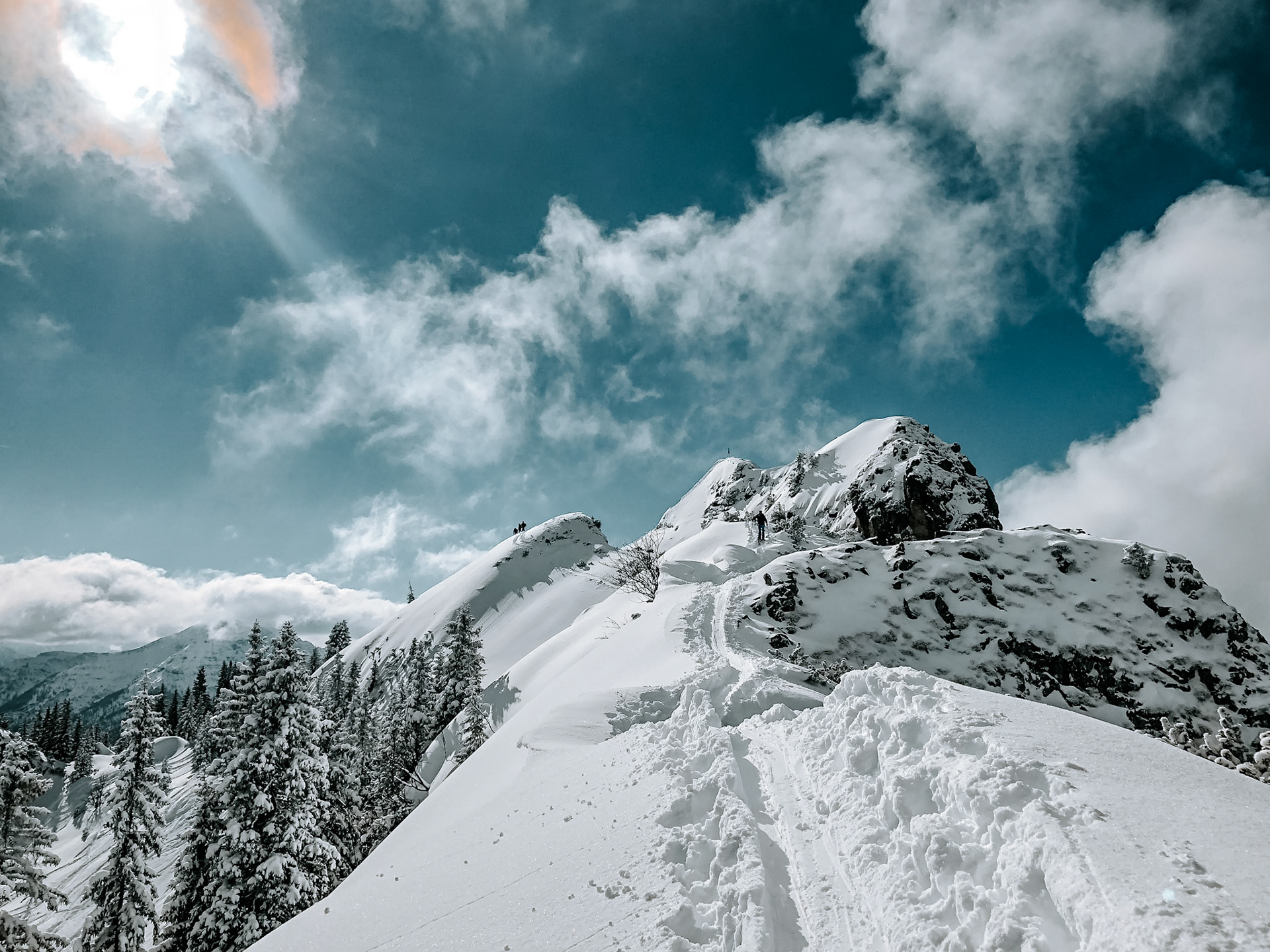 Skiers track up to the Teufelstättkopf