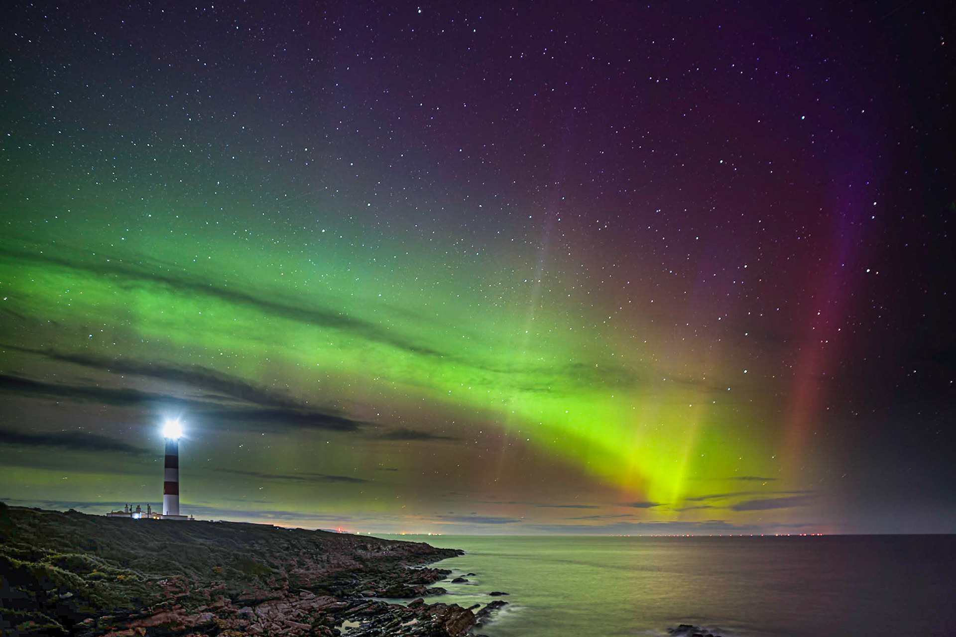 Aurora arcs over Tarbatness