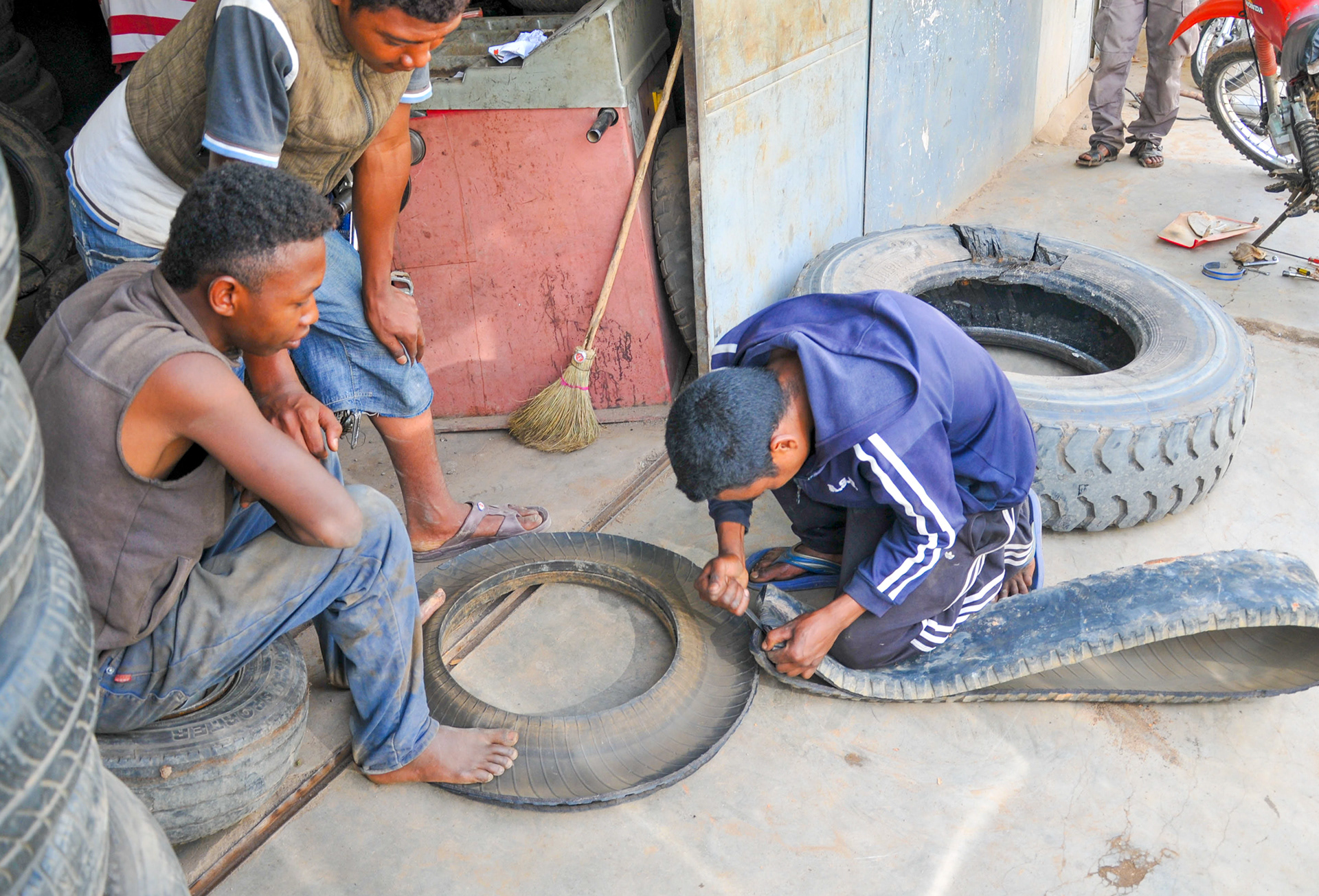 Herstellung von Schuhsohlen aus Autoreifen