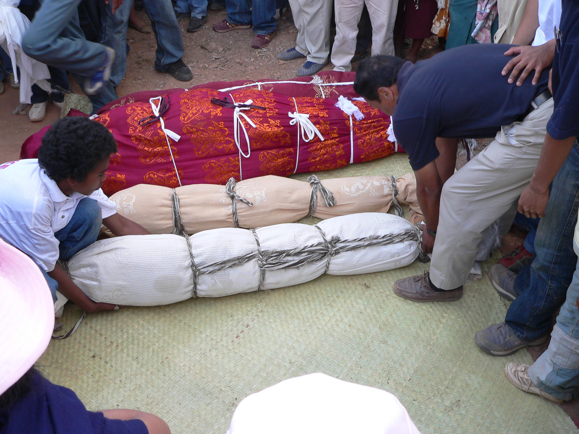 Famadihana, Feier der Totenumwendung mit Leichenbündeln