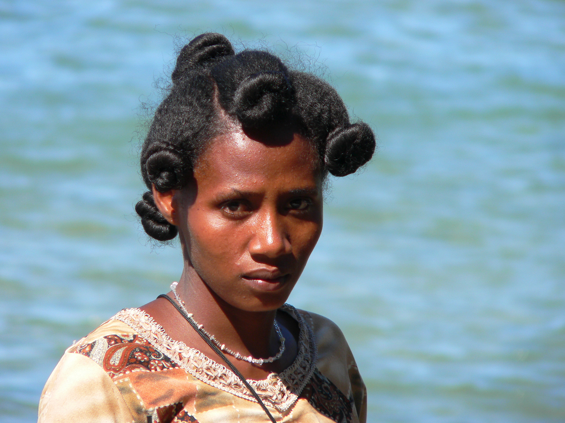 Mädchen mit traditioneller Haartracht an der Ostküste