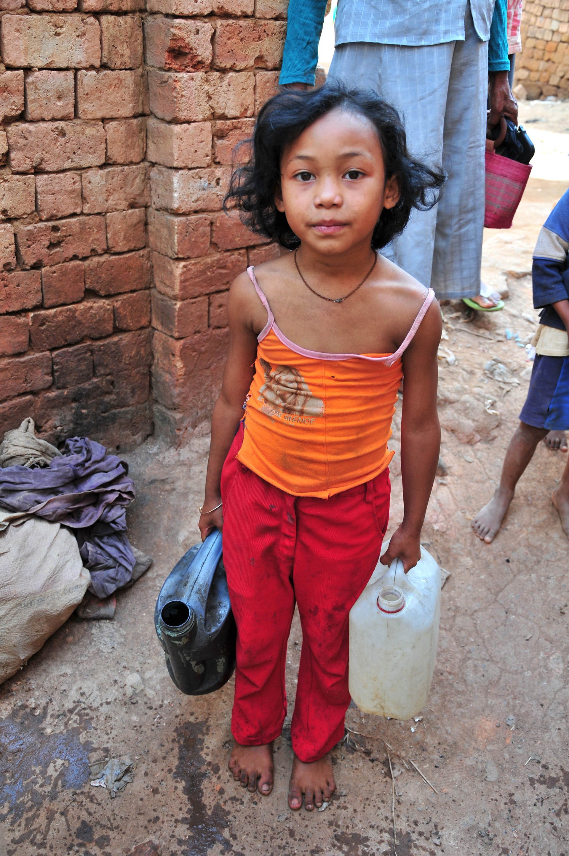 Mädchen in Antananarivo beim Wasserholen