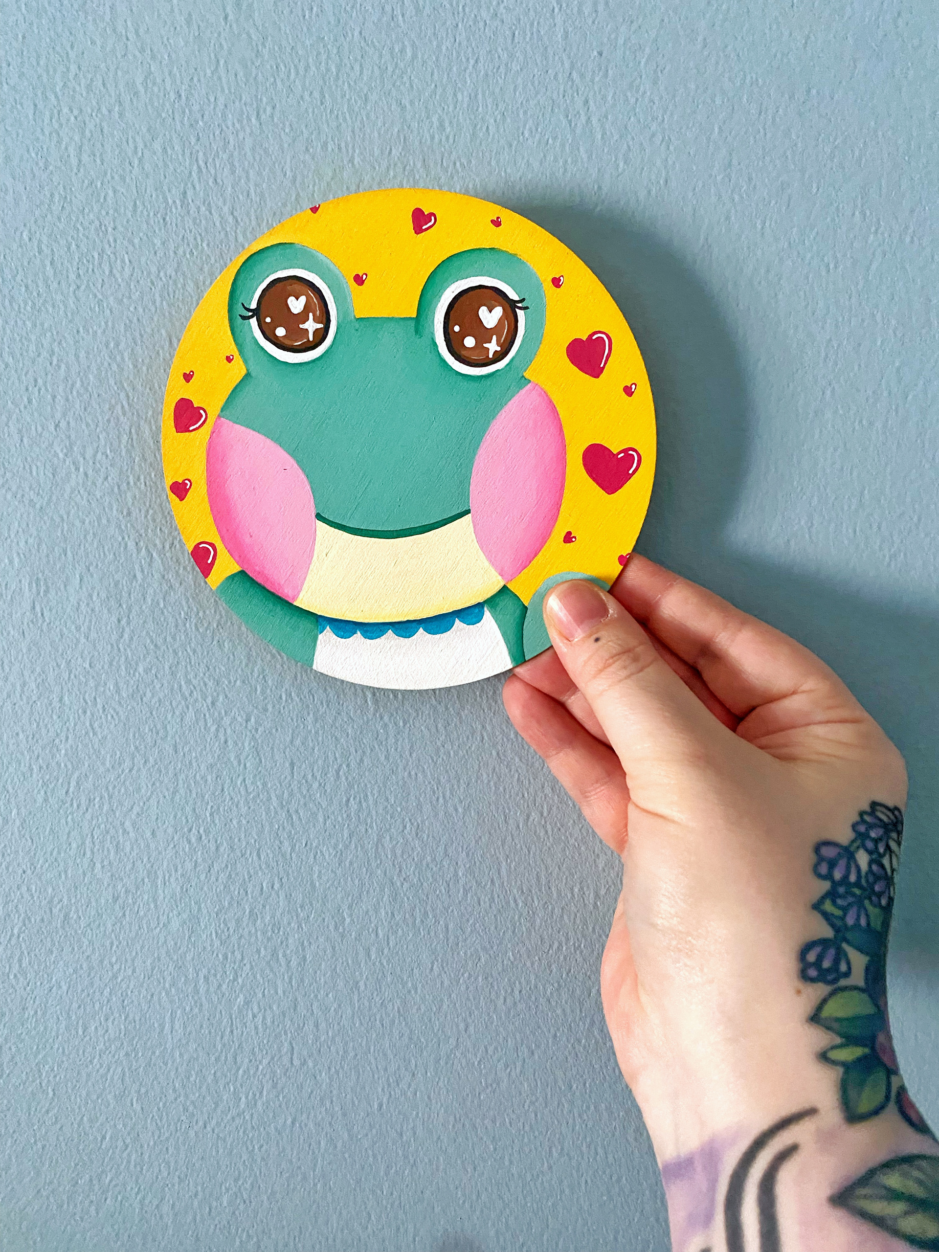 Gouache on wooden disc, 2021